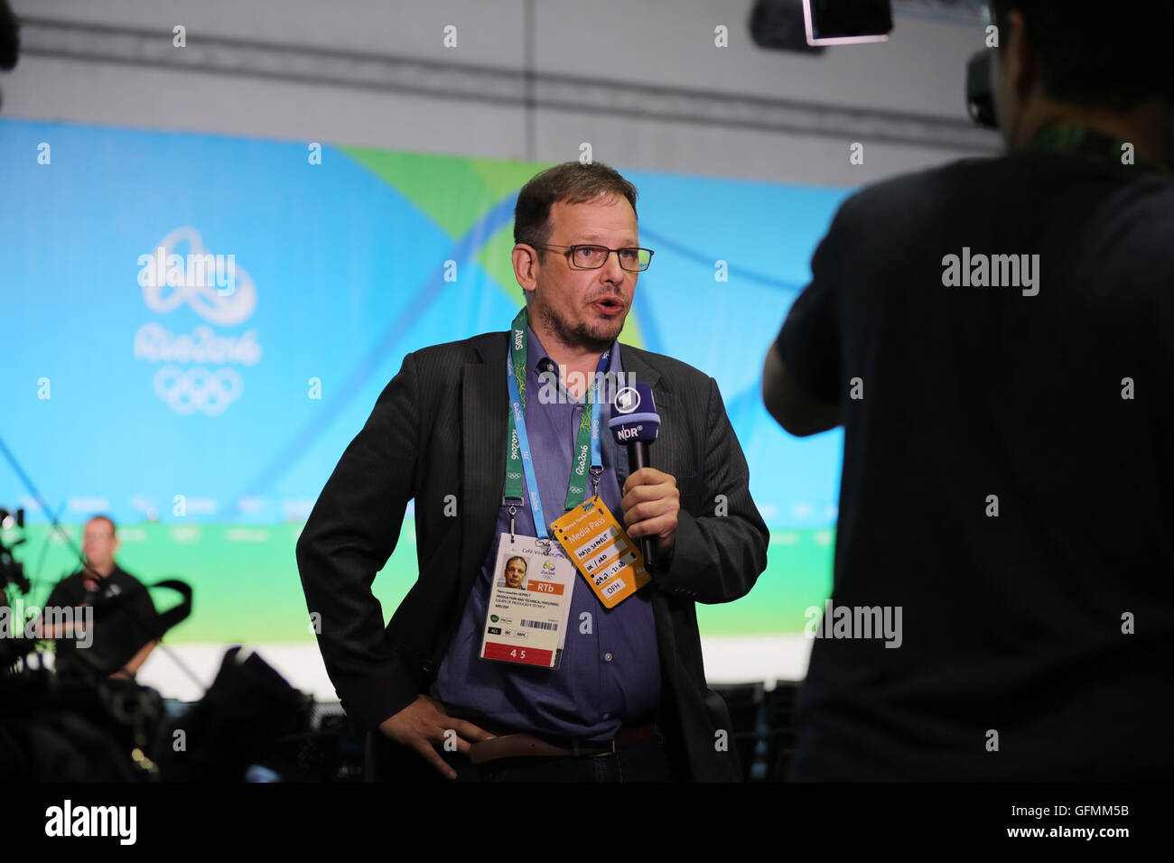 Hajo Seppelt, giornalista della Germania il canale televisivo ARD, rapporti su una conferenza stampa del presidente del CIO Thomas Bach presso il Centro Stampa (MPC) al Parco Olimpico barra prima del Rio 2016 Giochi Olimpici di Rio de Janeiro, Brasile, 31 luglio 2016. Il Rio 2016 Giochi Olimpici avranno luogo dal 05 al 21 agosto. Foto: Michael Kappeler/dpa Foto Stock