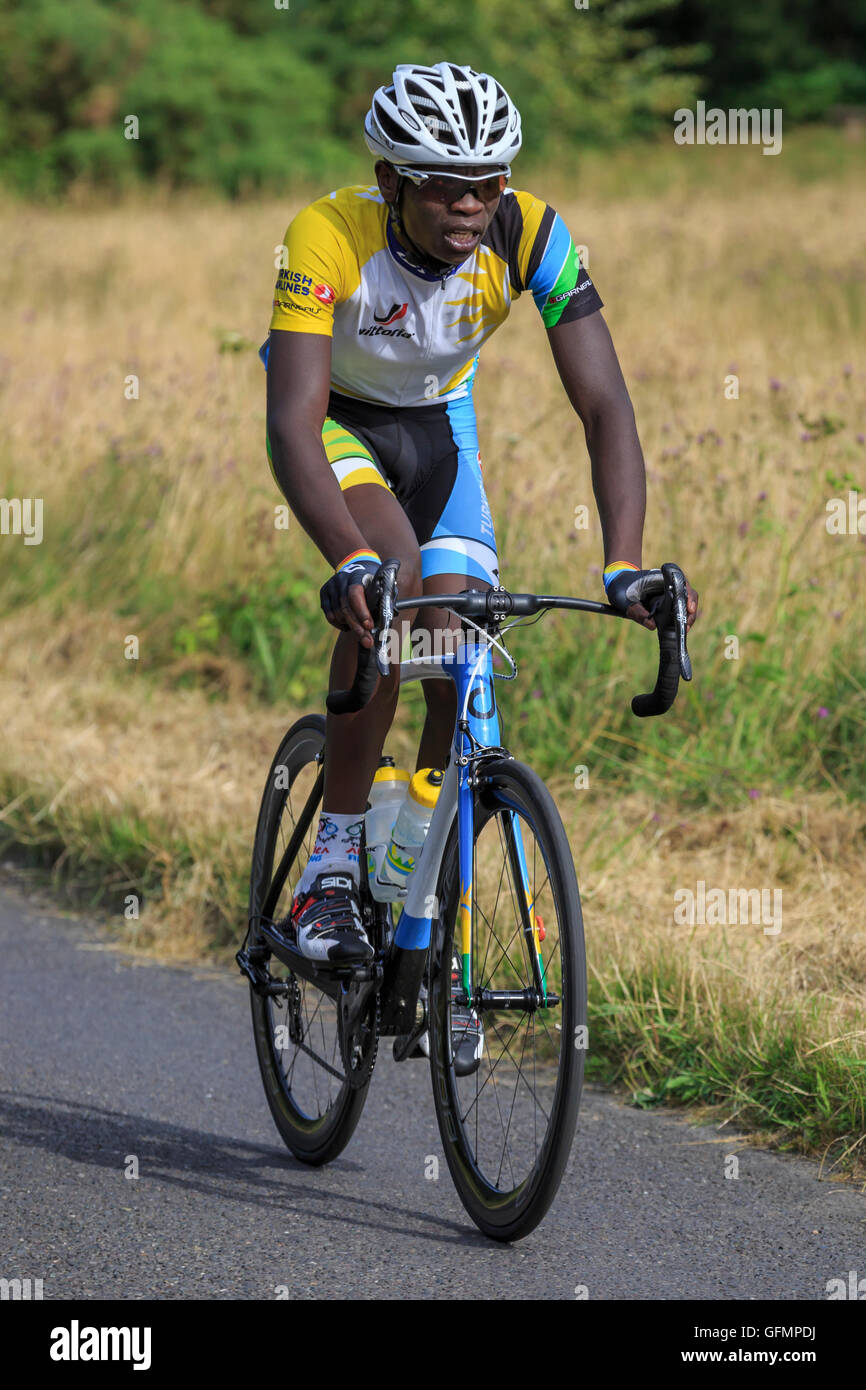 Ranmore comune, Surrey, Regno Unito, 31 luglio 2016. Prudential RideLondon-Surrey Classic 2016. Un pilota del Team Ruanda mantiene un ritmo costante lungo Ranmore comune sul finale di tre giri in Surrey colline sopra Dorking, dopo essere sceso dal peloton precedentemente in gara. La 202km di viaggioLondon-Surrey Classic è il Regno Unito il premier un giorno di gara e un evento legacy da le Olimpiadi del 2012. Credito: Clive Jones/Alamy Live News Foto Stock