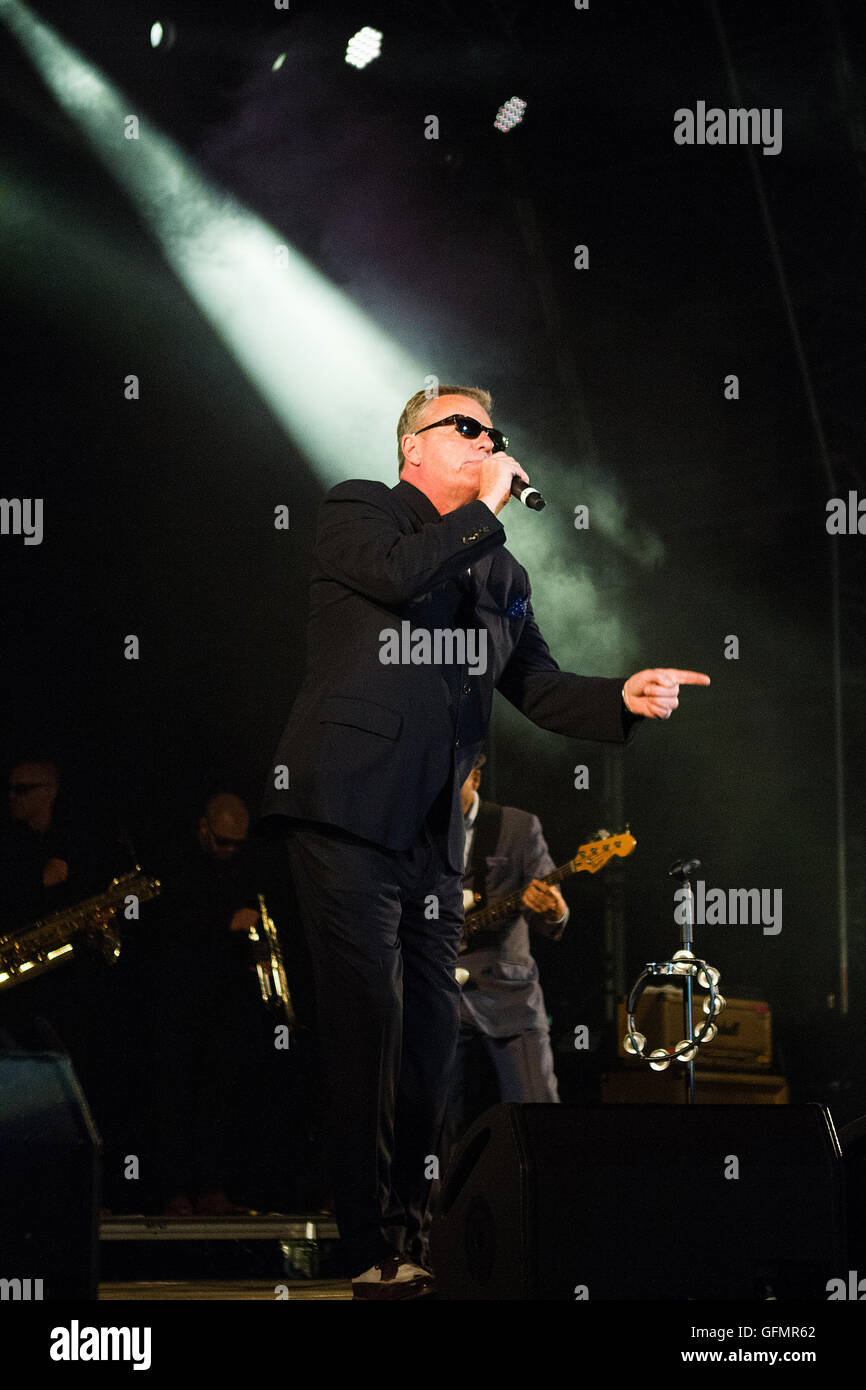 Pikehall, Derbyshire, Regno Unito. 31 Luglio, 2016. Suggs, vero nome Graham McPherson, perfoming di pazzia a Y non Festival, Pikehall, Derbyshire, Regno Unito domenica 31 luglio 2016 Credit: Alex Williams/Alamy Live News Foto Stock