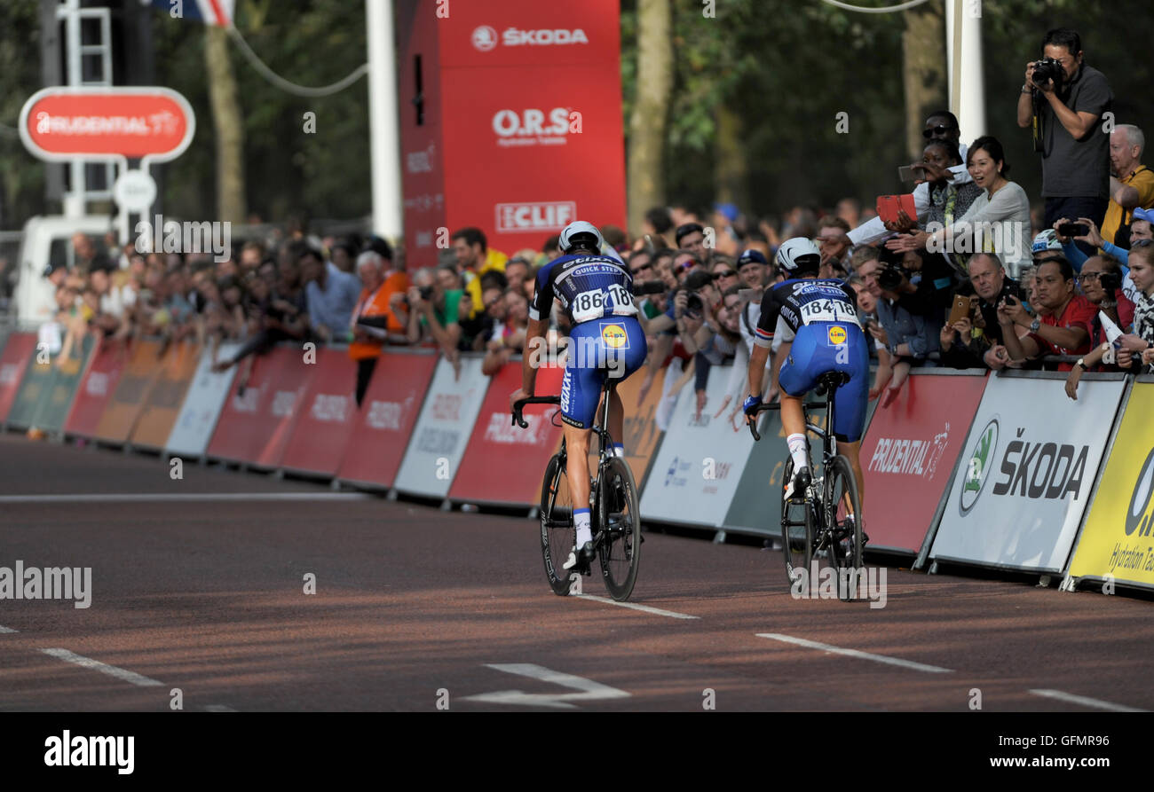 Londra, UK, 31 luglio 2016. Londra - Surrey Classic. Niki TERPSTRA (R) e Stijn Vandenbergh (L) caldo verso il basso sul Mall dopo la London - Surrey Classic pro race, 150 dei mondi top pro ciclisti competere nel Prudential RideLondon-Surrey Classic, i mondi più ricca di una giornata di gara come parte di Prudential RideLondon Festival di fine settimana in bicicletta. Domenica 31 Luglio, 2016. @ David Partridge / Alamy Live News Foto Stock