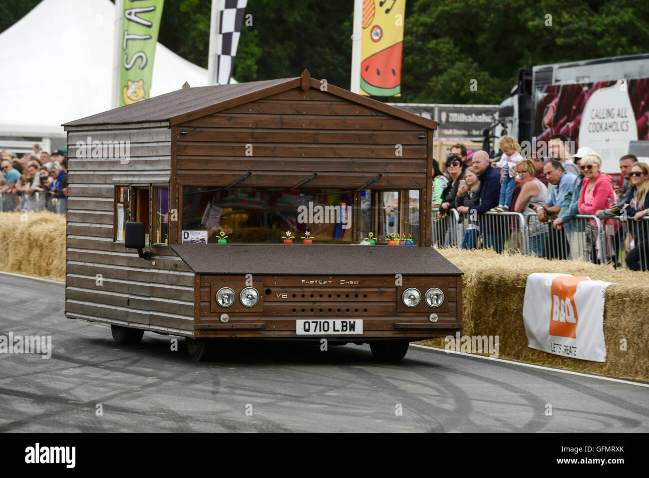 Carfest Nord, Bolesworth, Cheshire, Regno Unito. Il 31 luglio 2016. Un capannone su ruote prendendo la via. Il veicolo ha una velocità massima di 88 km/h. La manifestazione è il frutto di Chris Evans e dispone di 3 giorni di automobili, musica e intrattenimento con i profitti di essere donati alla carità i bambini in stato di bisogno. Andrew Paterson/Alamy Live News Foto Stock