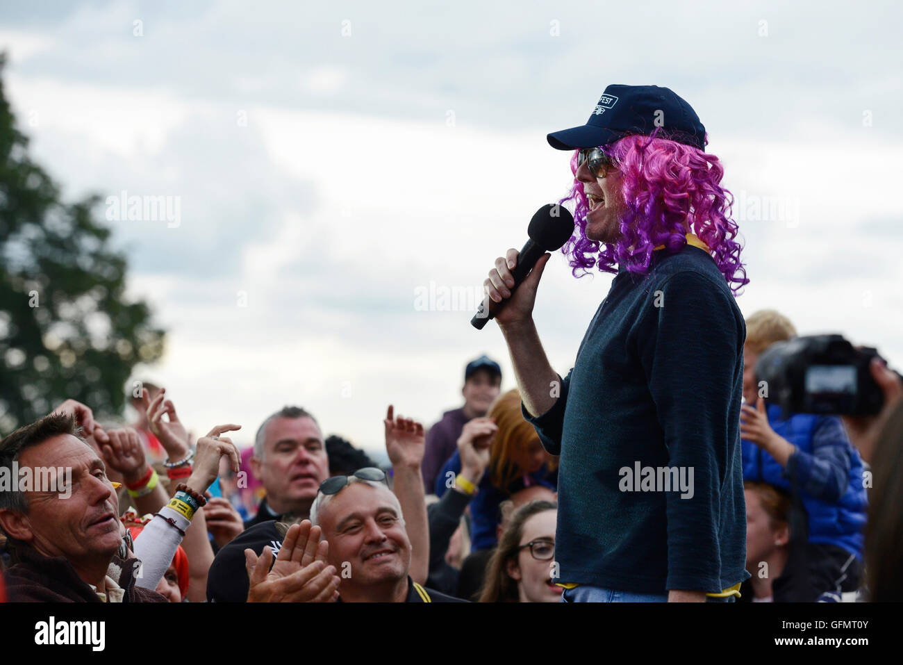 Carfest Nord, Bolesworth, Cheshire, Regno Unito. Il 31 luglio 2016. Chris Evans affrontare la folla sul palco principale. Il tema scelto per la giornata finale del festival è di parrucche. La manifestazione è il frutto di Chris Evans e dispone di 3 giorni di automobili, musica e intrattenimento con i profitti di essere donati alla carità i bambini in stato di bisogno. Andrew Paterson/Alamy Live News Foto Stock