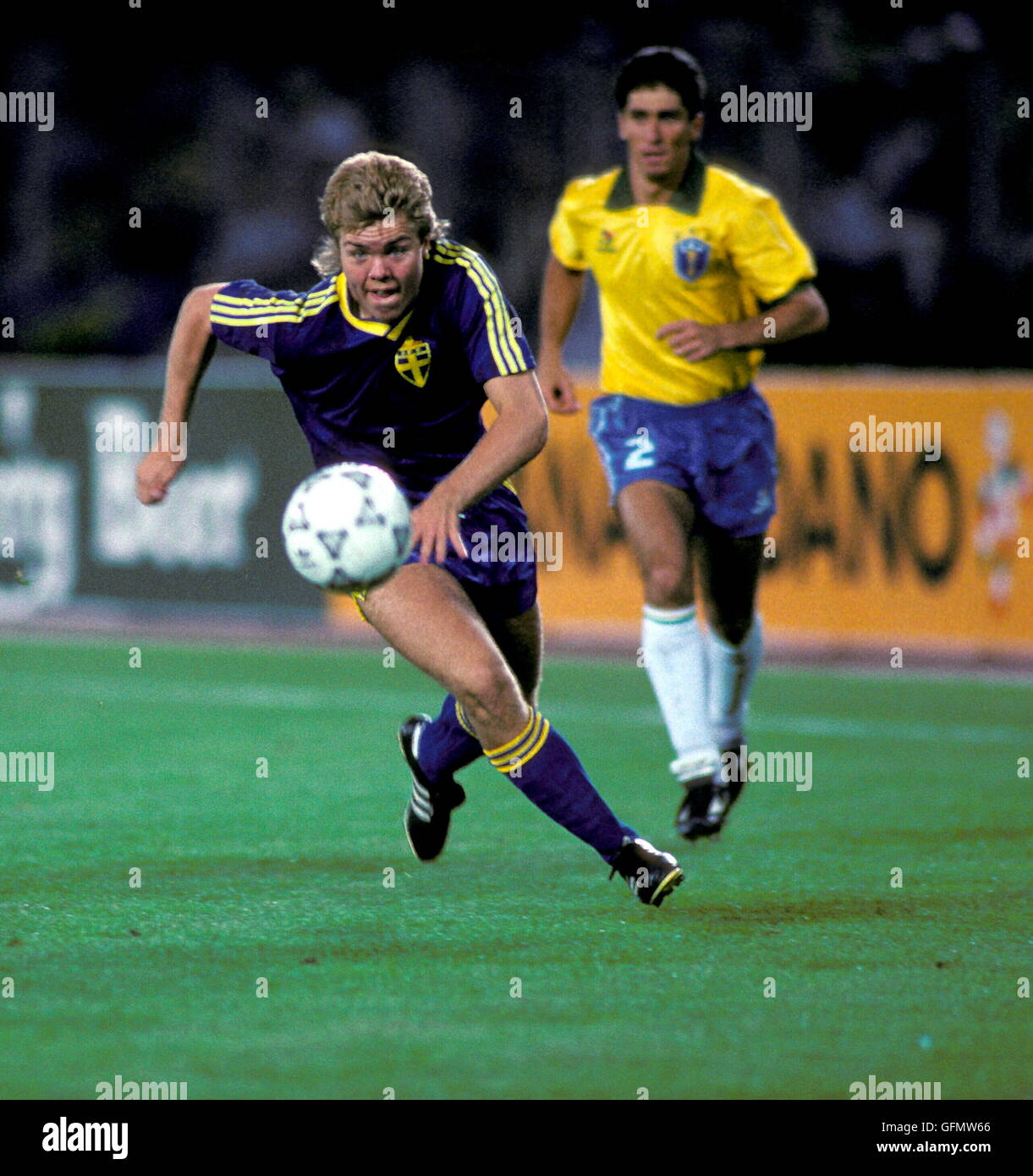 Tomas Brolin (SWE), Jorginho (BRA), 10 giugno 1990 - Calcio : 1990 FIFA  World Cup Italia Group C match tra Brasile 2-1 Svezia allo Stadio delle  Alpi a Torino, Italia. (Foto di