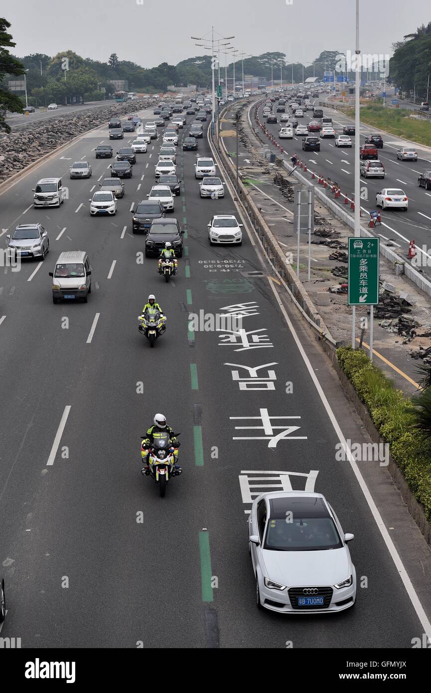 Shenzhen, Cina la provincia di Guangdong. 1 agosto, 2016. Polizia stradale di pattugliamento lungo la corsia carpool (HOV lane) a Shenzhen, Cina del sud della provincia di Guangdong, e il Agosto 1, 2016. © Mao Siqian/Xinhua/Alamy Live News Foto Stock