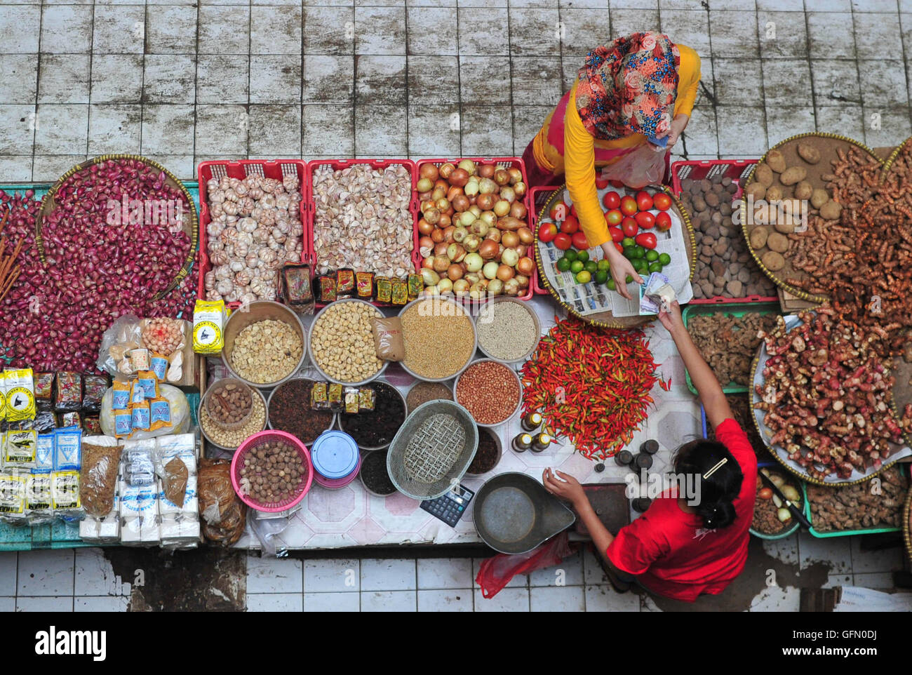 Jakarta, Indonesia. 1 agosto, 2016. Un cliente seleziona vegetale in un mercato di Jakarta, Indonesia, 1 Agosto, 2016. In Indonesia i indice dei prezzi al consumo accelerato al ritmo più lento in cinque anni nel mese di luglio come il governo potrebbe controllare i prezzi che regolarmente luogo durante il mese di digiuno e prima della festa islamica. La statistica nazionale bureau ha annunciato lunedì che il tasso annuo di inflazione facilita al 3,21 percento nel luglio rispetto a regolata 3,45 per cento nel mese di giugno. © Zulkarnain/Xinhua/Alamy Live News Foto Stock