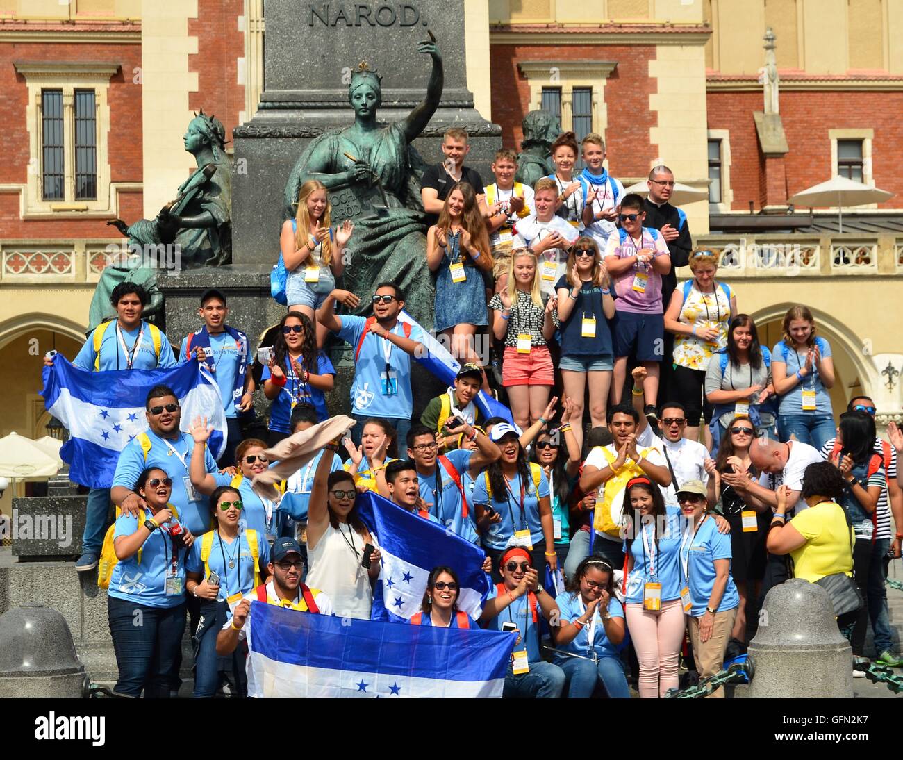 Cracovia in Polonia - Lug 27, 2016: la Giornata Mondiale della Gioventù 2016 Cattolica Internazionale per la Convenzione dei giovani, i giovani sulla Piazza principale Foto Stock