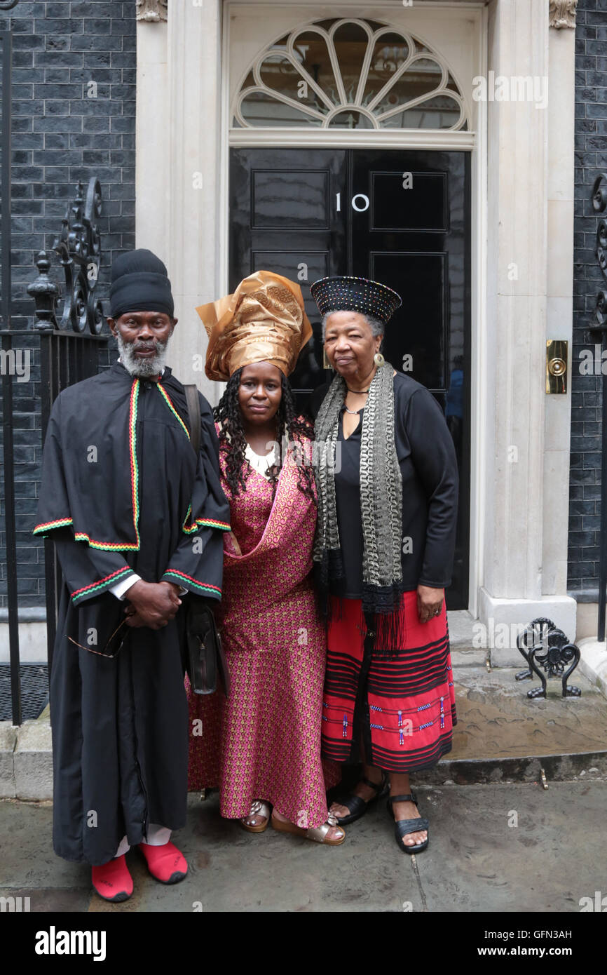 Londra, Regno Unito. 1 agosto, 2016. (L-R) Kwame Abubakar, Esther Stanford-Xoesi e Lindiwe Tsele dopo consegna pettion al numero 10 di Downing street sulla politica di emancipazione giorno reiterateing chiamate per riparazioni. Emancipazione giorno - una festività nazionale in molte ex colonie britanniche nei Caraibi è l anniversario del 1833 schiavitù abolizione atto, che ha reso la schiavitù illegale dal 28 agosto 1834. Credito: Thabo Jaiyesimi/Alamy Live News Foto Stock