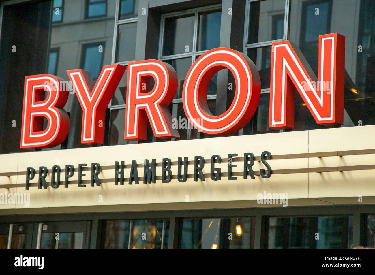 Londra, UK, 29 luglio 2016, Byron hamburger trefolo dopo l'immigrazione in picchiata. Foto Stock