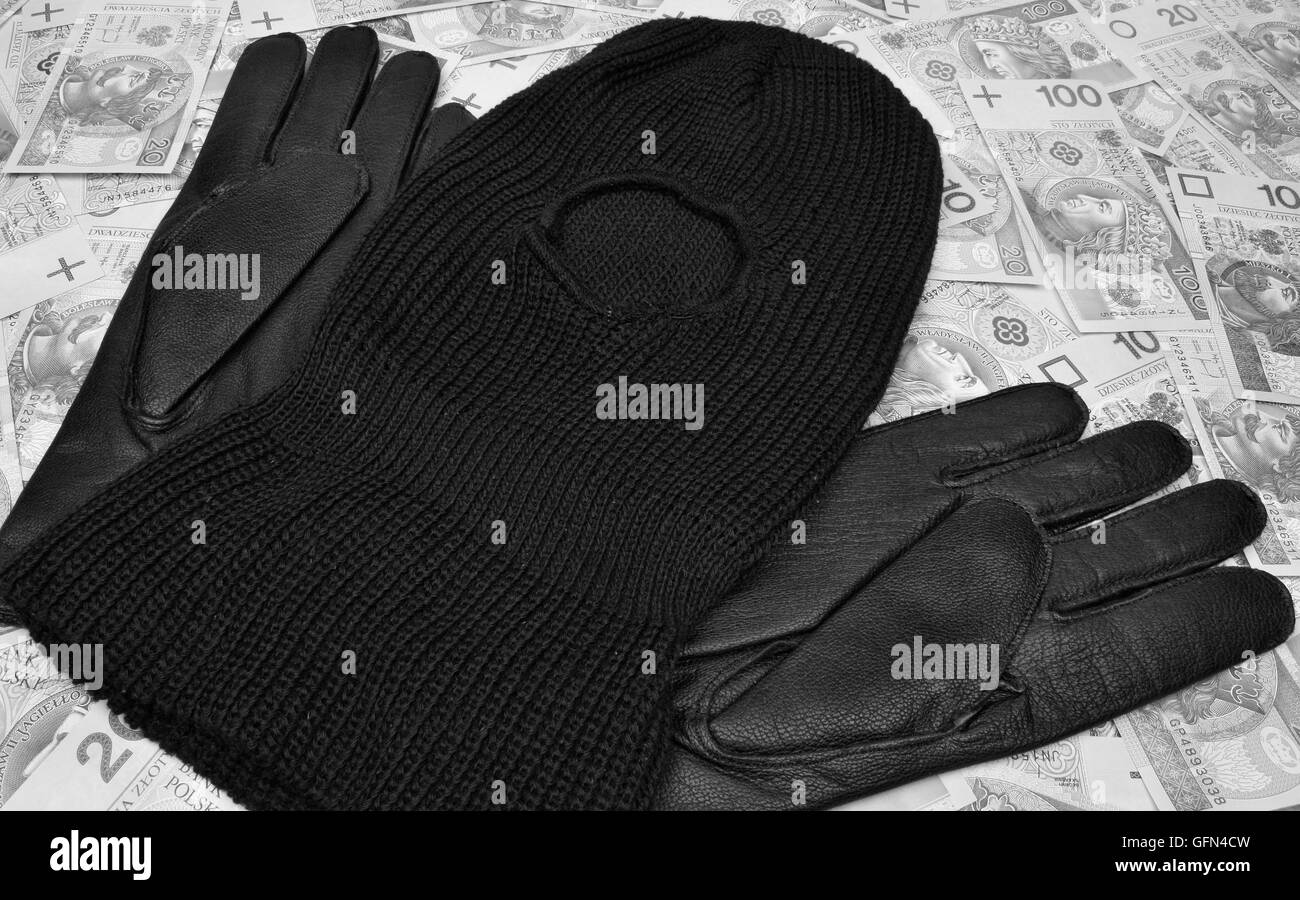 Cose bandit pistola penale, passamontagna, guanti, polacco di denaro sul tavolo Foto Stock