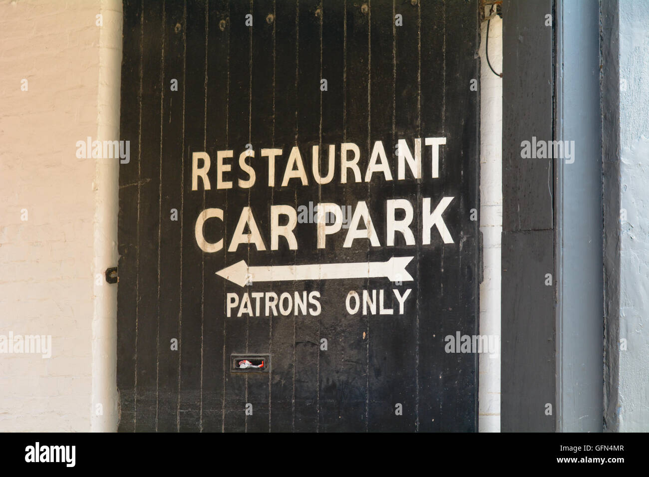 Il parcheggio del ristorante - Patroni solo segno sulla porta Foto Stock