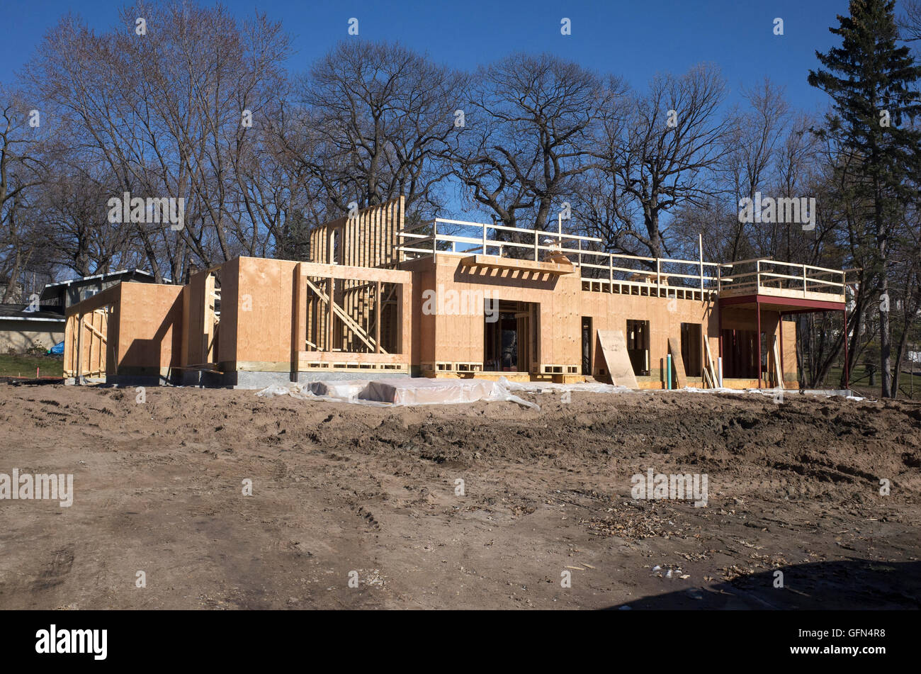 La costruzione di una nuova casa su un lotto di smontaggio. A nord del fiume Mississippi Boulevard, St Paul Minnesota MN USA Foto Stock