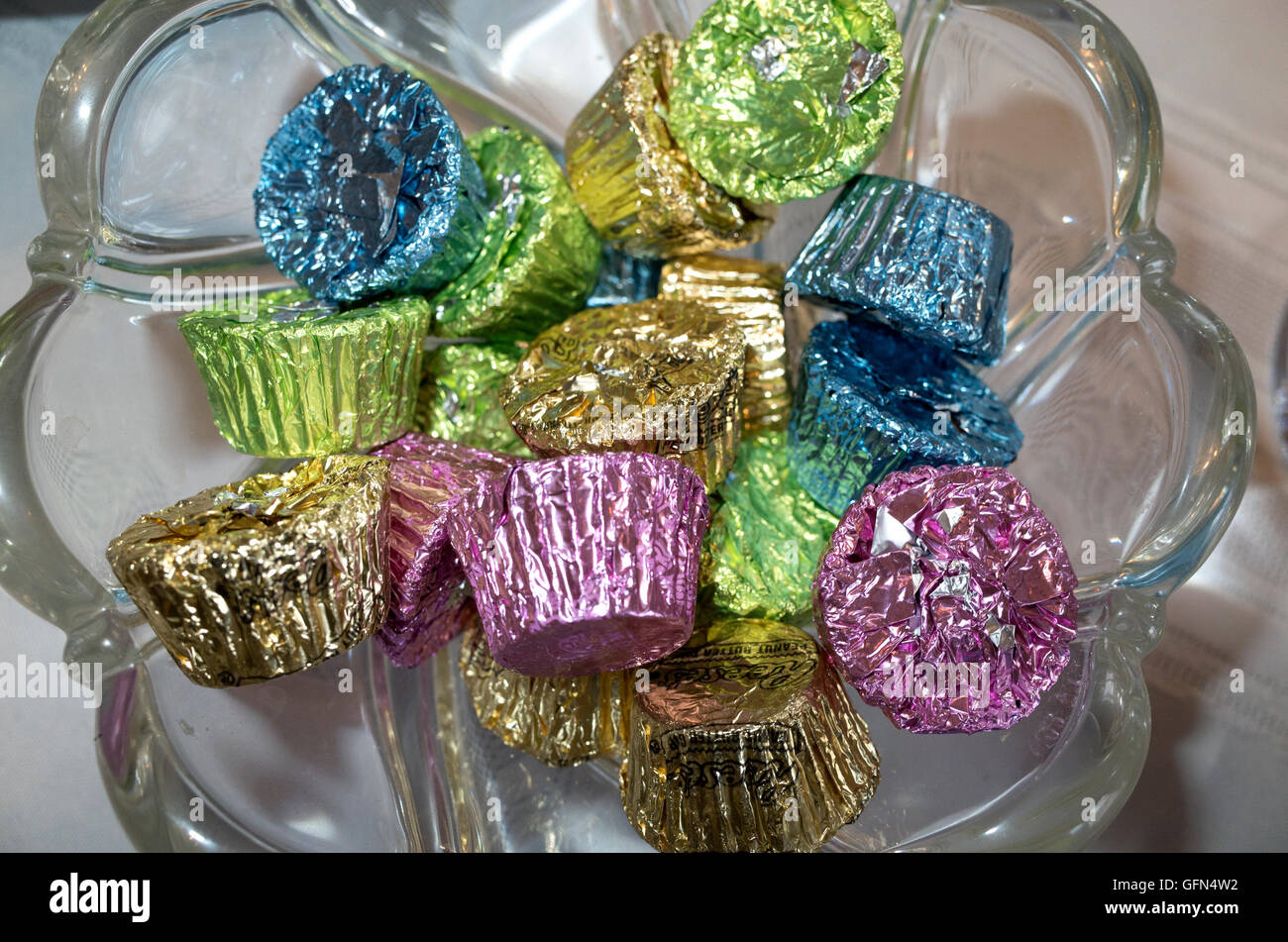 Piatto di vetro riempito con multicolore di stagnola avvolto di caramelle. St Paul Minnesota MN USA Foto Stock