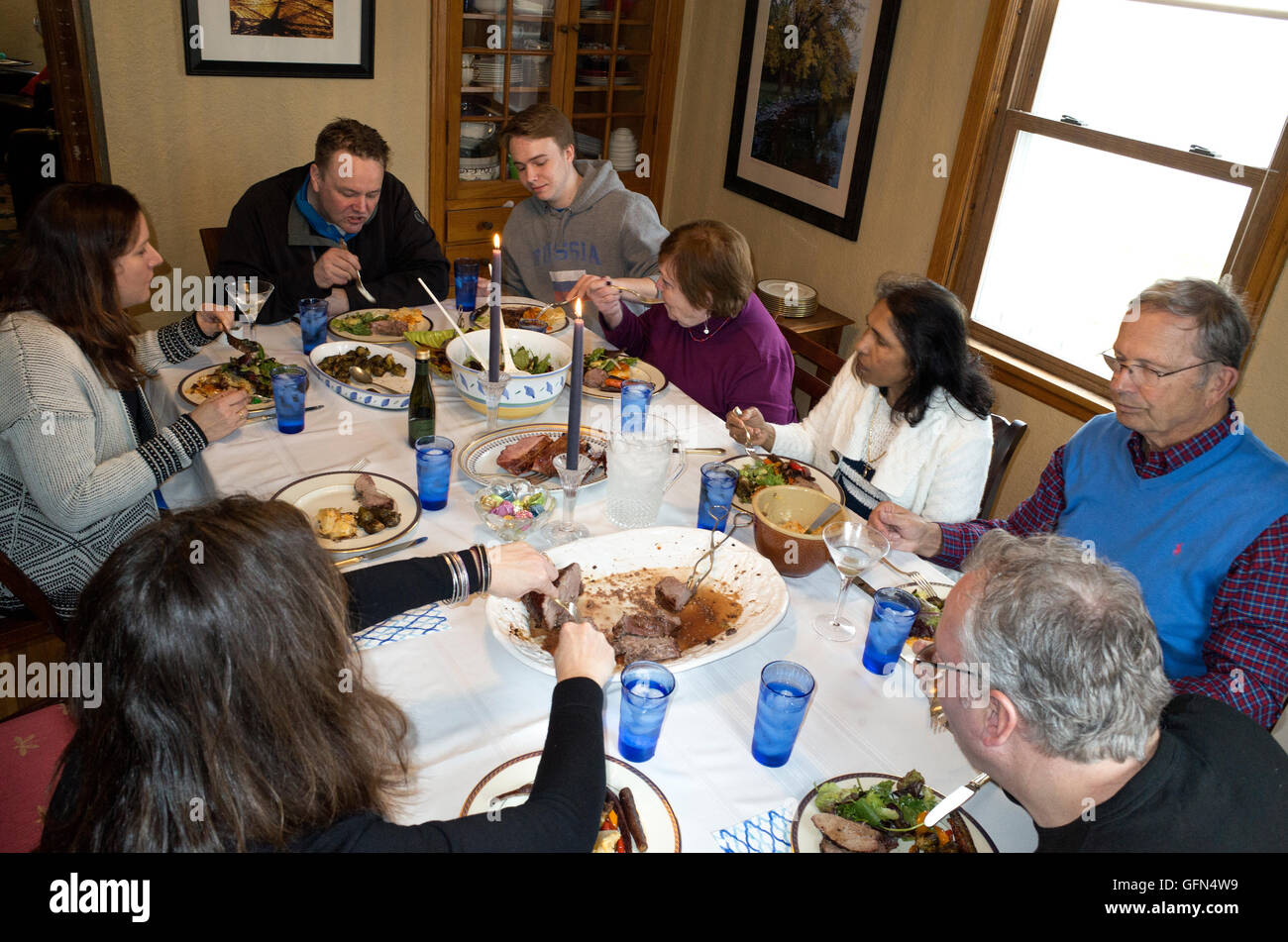 Razziale mixed famiglia gustando una cena di Pasqua. St Paul Minnesota MN USA Foto Stock