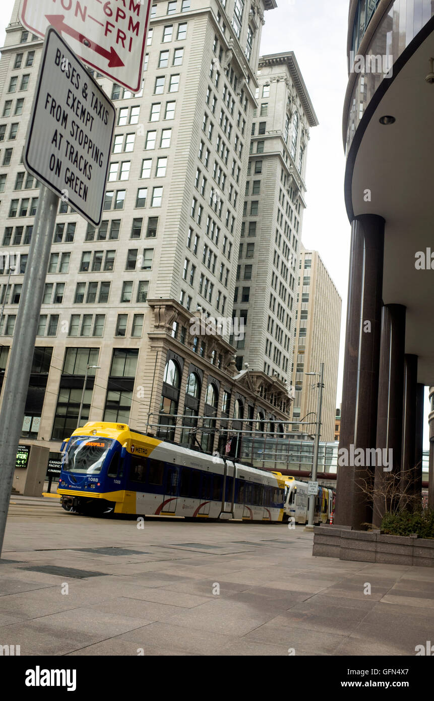 Metro Transit blu linea light rail poligonazione viscere della città circondata da grattacieli. Minneapolis Minnesota MN USA Foto Stock