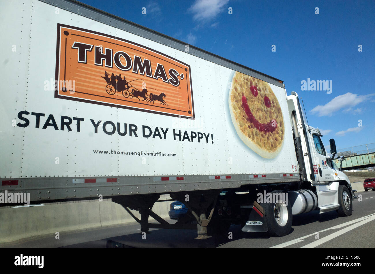 Grinning faccia gli Emoji sul lato di Thomas 16 ruota carrello semi con il motto: 'Start il tuo giorno felice'. Minneapolis Minnesota MN USA Foto Stock