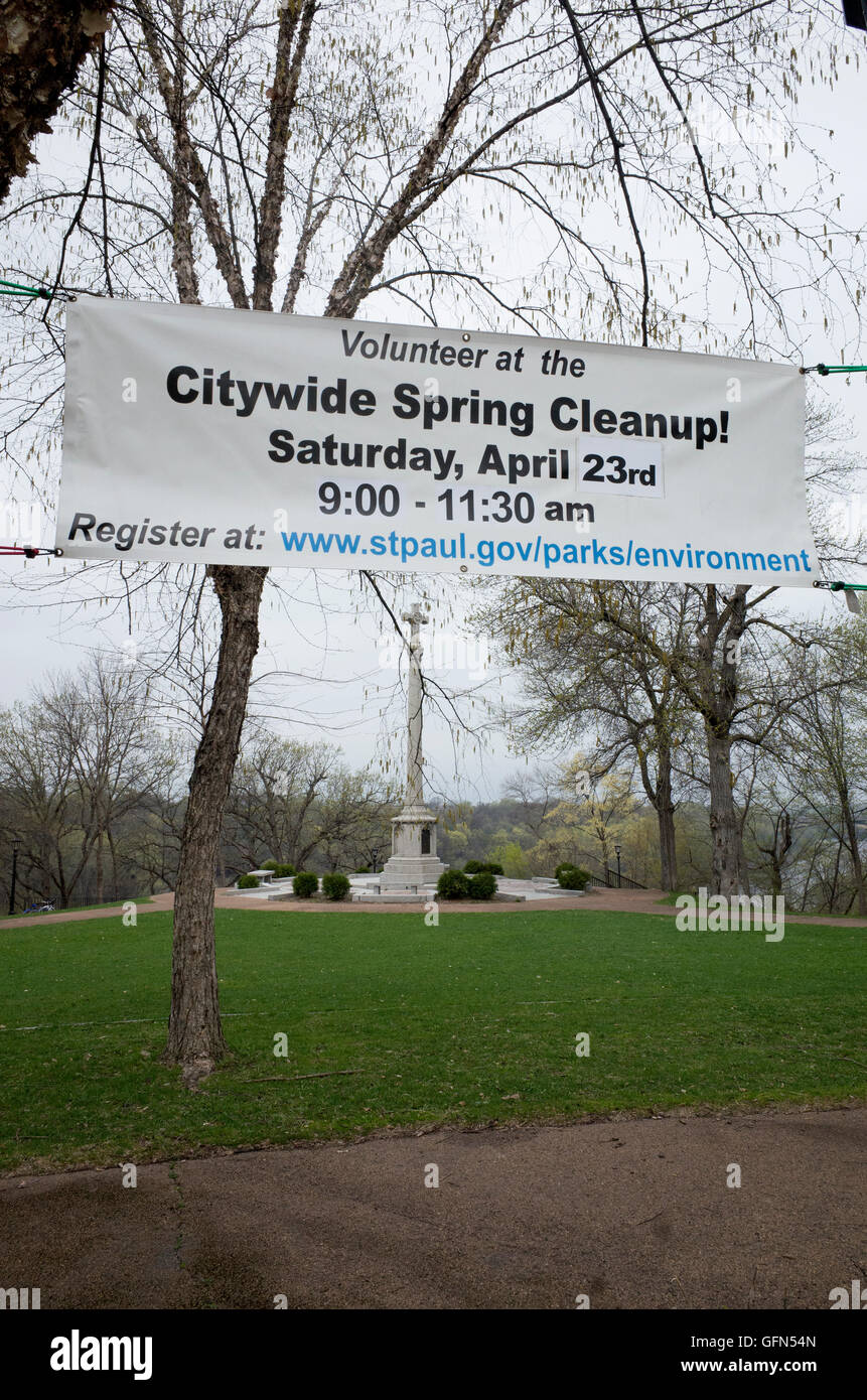 Banner in ombra cade Park chiedendo a dei volontari per la raccolta dei rifiuti. Fiume Mississippi Boulevard. St Paul Minnesota MN USA Foto Stock