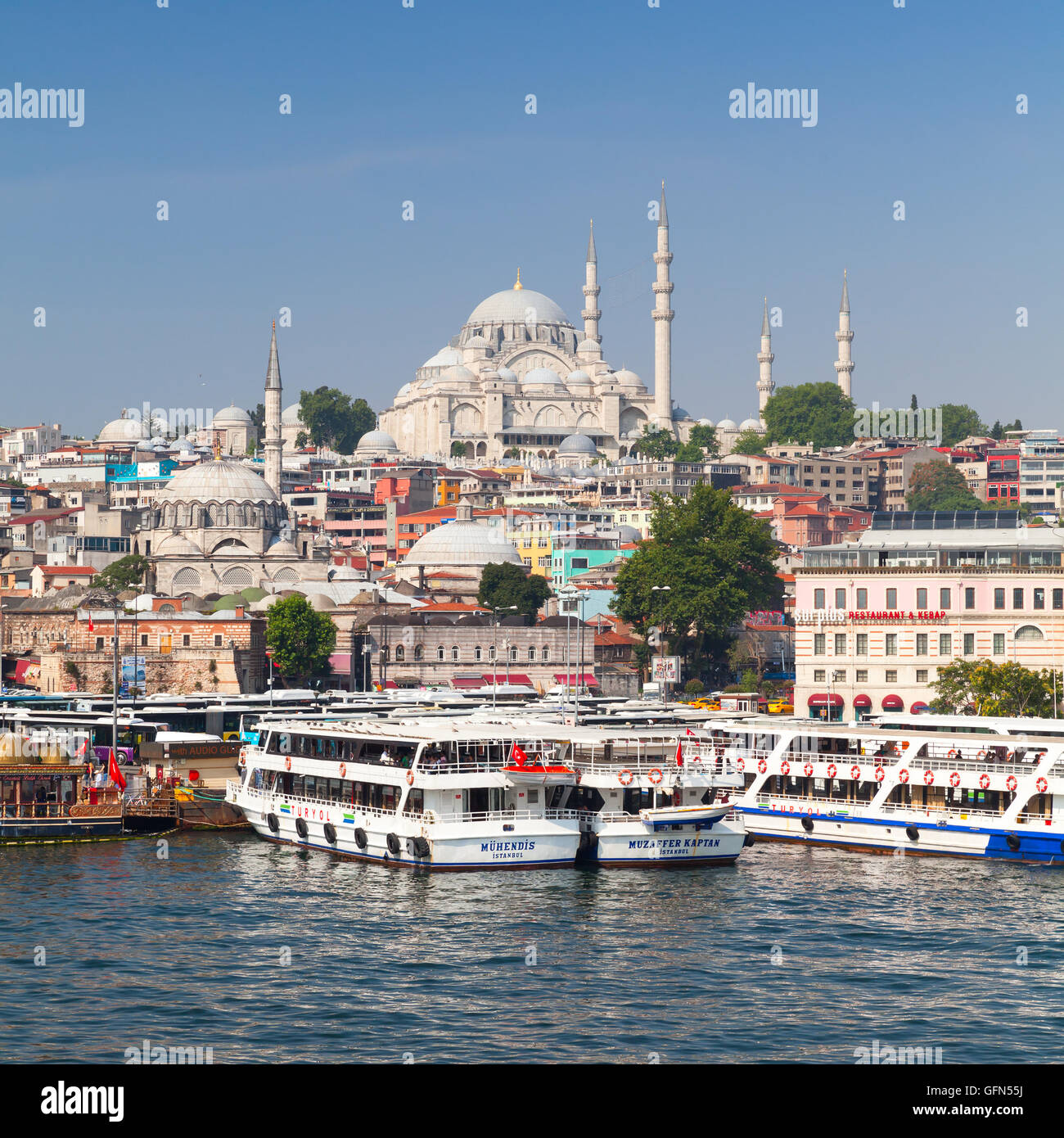 Istanbul, Turchia - 1 Luglio 2016: Cityscape con navi passeggeri in Golden Horn un importante via navigabile urbano e l'ingresso primario di t Foto Stock