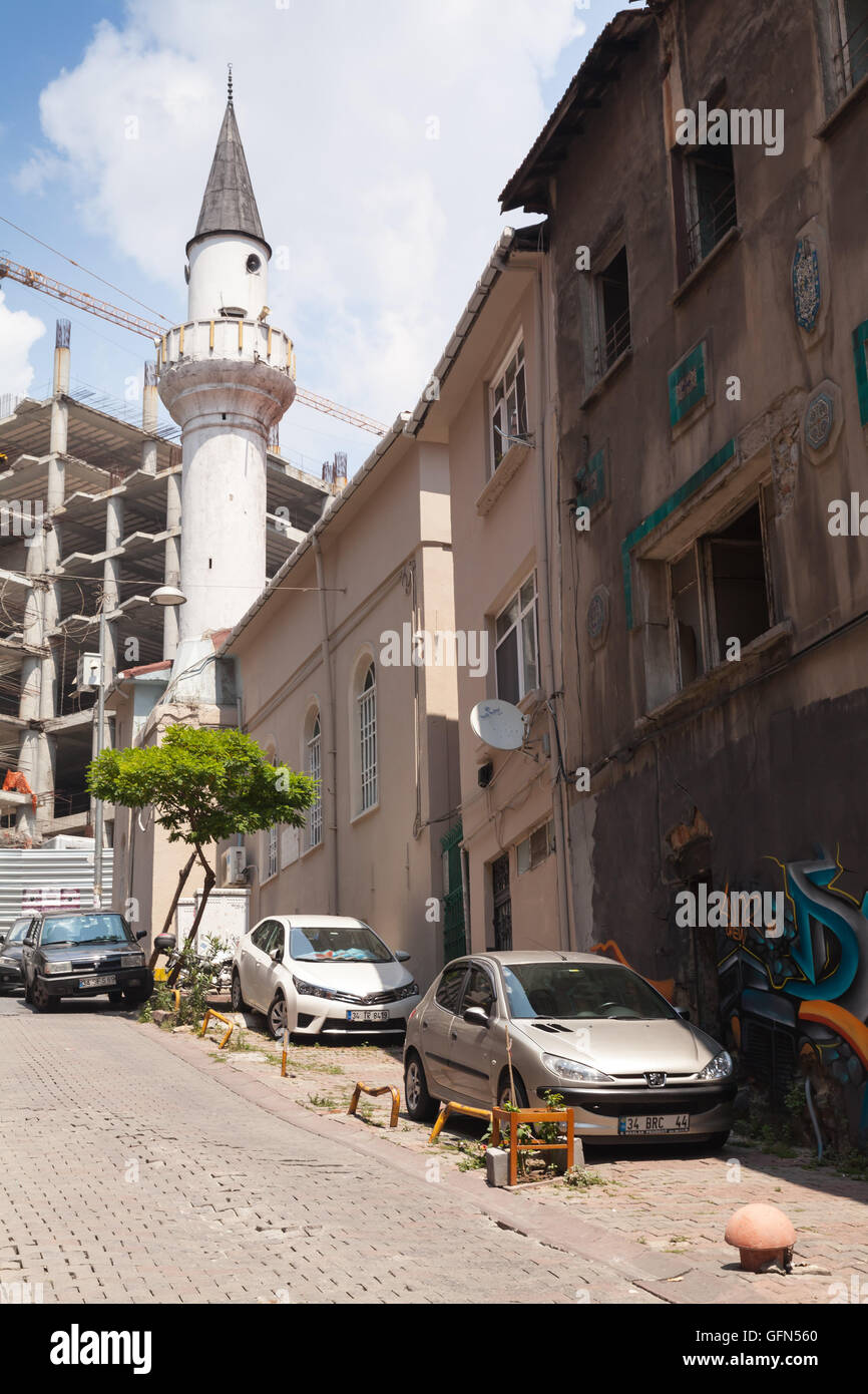 Istanbul, Turchia - 1 Luglio 2016: stradina nel centro storico di Istanbul, le macchine vengono parcheggiate sul ciglio della strada, foto verticale Foto Stock