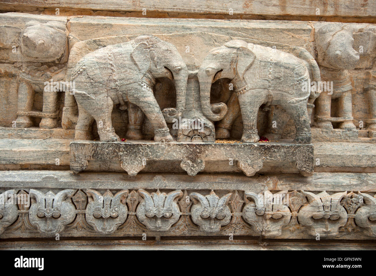 Due sculture in pietra di elefanti sono visti al jagdish tempio indù di Udaipur, rajistan, India. Foto Stock