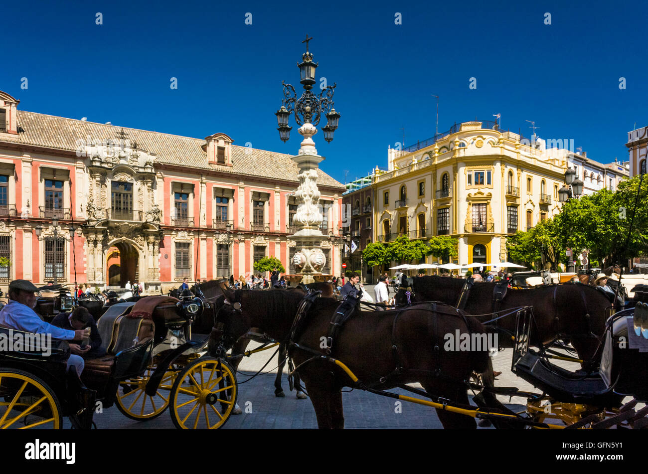 Carrozze trainate da cavalli calle Mateos Gago, Siviglia, Spagna Foto Stock