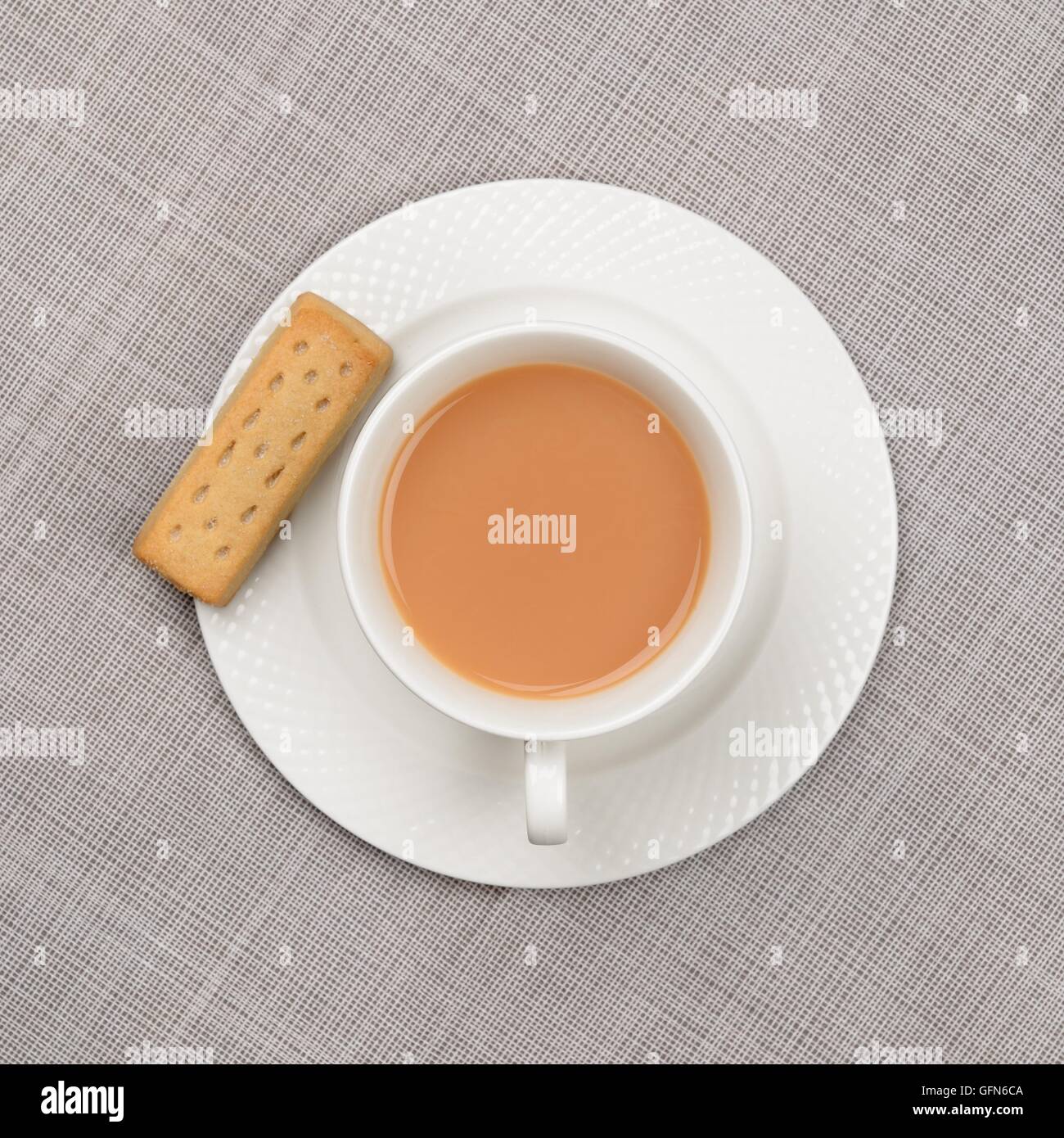 Guardando verso il basso su una tazza di tè e biscotti frollini. Foto Stock