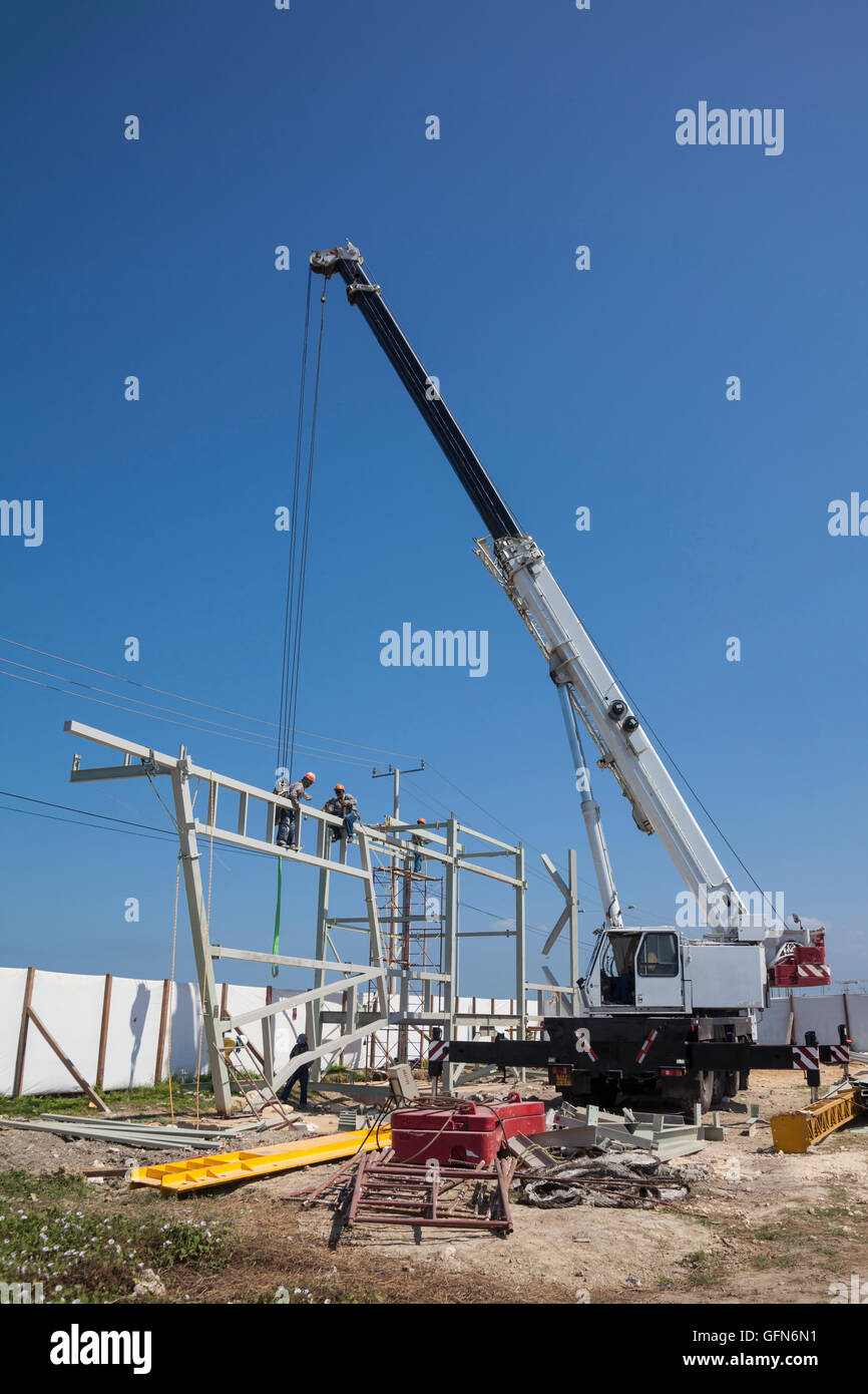 Gru e strutture metalliche in un campo di costruzione Foto Stock