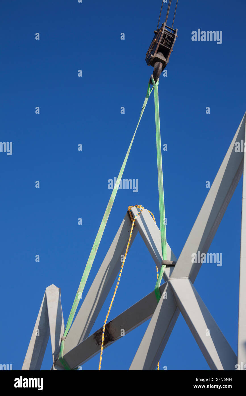 Gru e strutture metalliche in un campo di costruzione Foto Stock