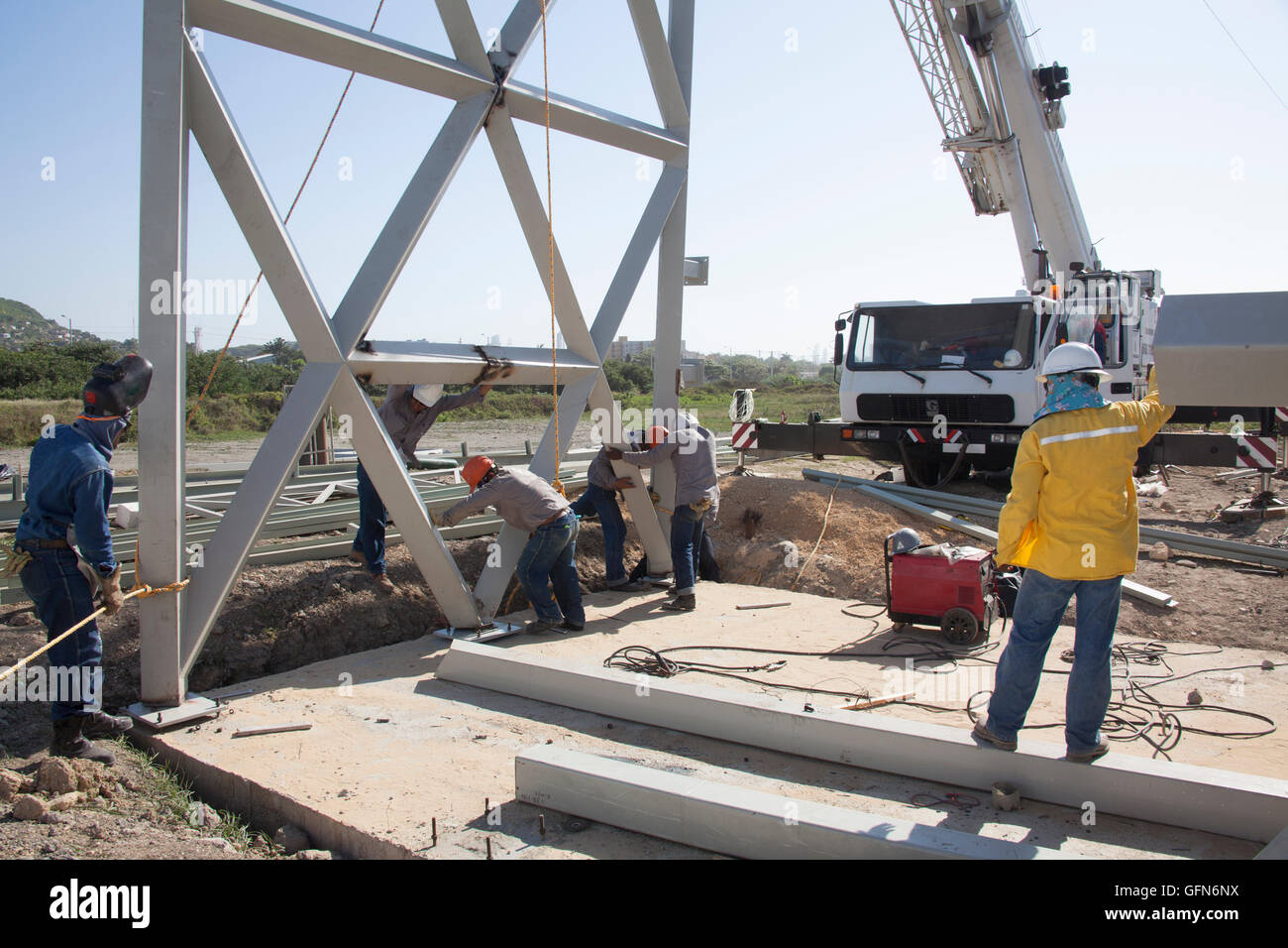 Gru e strutture metalliche in un campo di costruzione Foto Stock