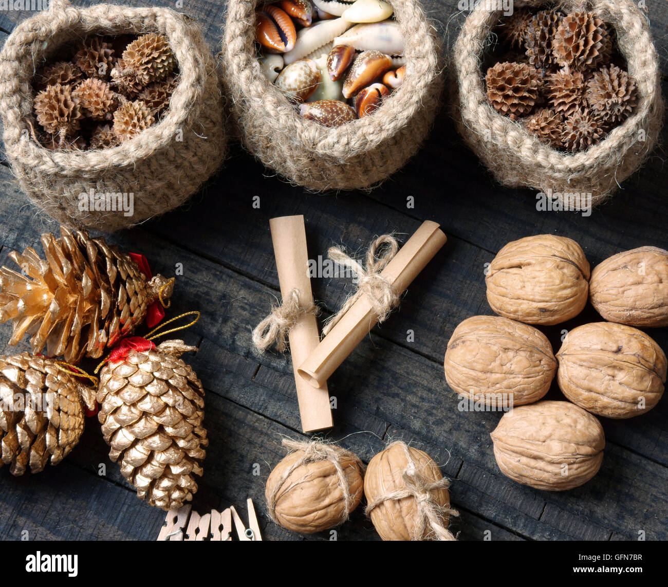 Oggetto ornamentale per la vacanza di Natale, gruppo di natale pigna, bellezza cuore rosso, gruppo artigianale di cestello, messaggio, sullo sfondo di legno Foto Stock