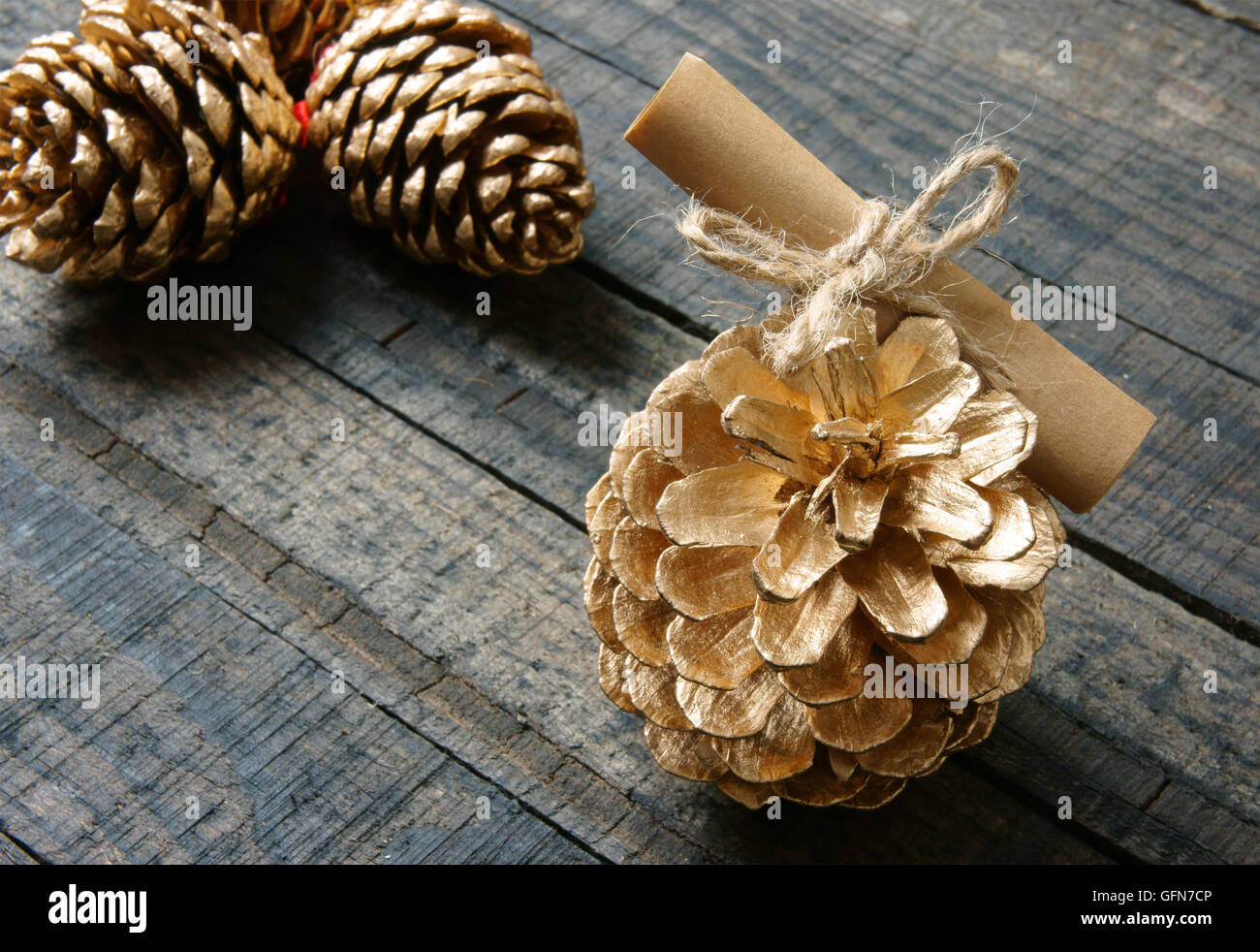 Oggetto ornamentale per la vacanza di Natale, gruppo di natale pigna, bellezza cuore rosso, gruppo artigianale di cestello, messaggio, sullo sfondo di legno Foto Stock