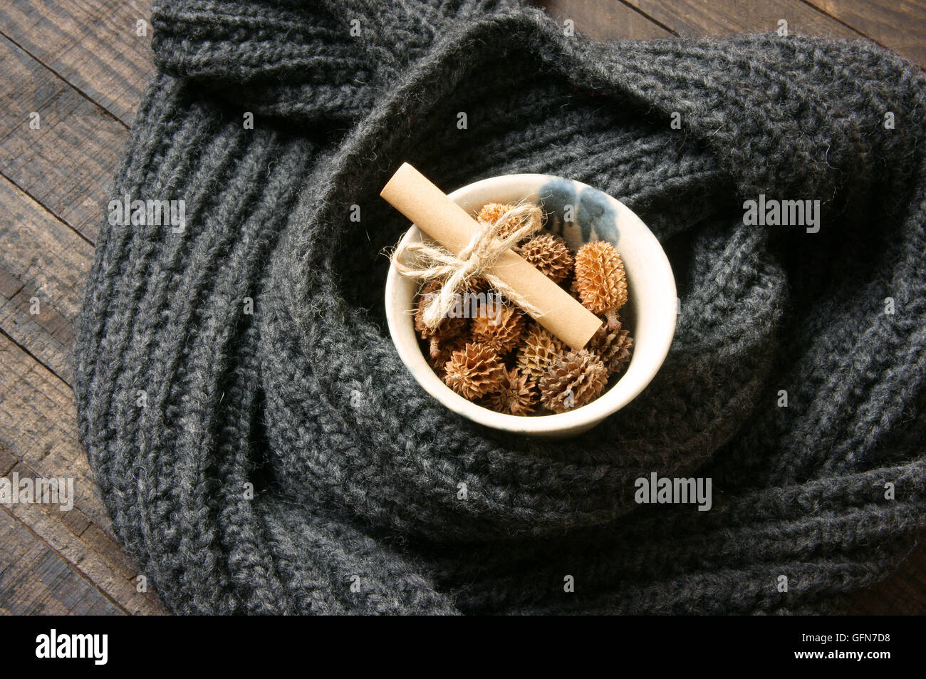 Oggetto ornamentale per le vacanze di natale, gruppo di cono di pino di natale, cuore rosso di bellezza, gruppo di cesti fatti a mano, messaggio, sfondo in legno Foto Stock