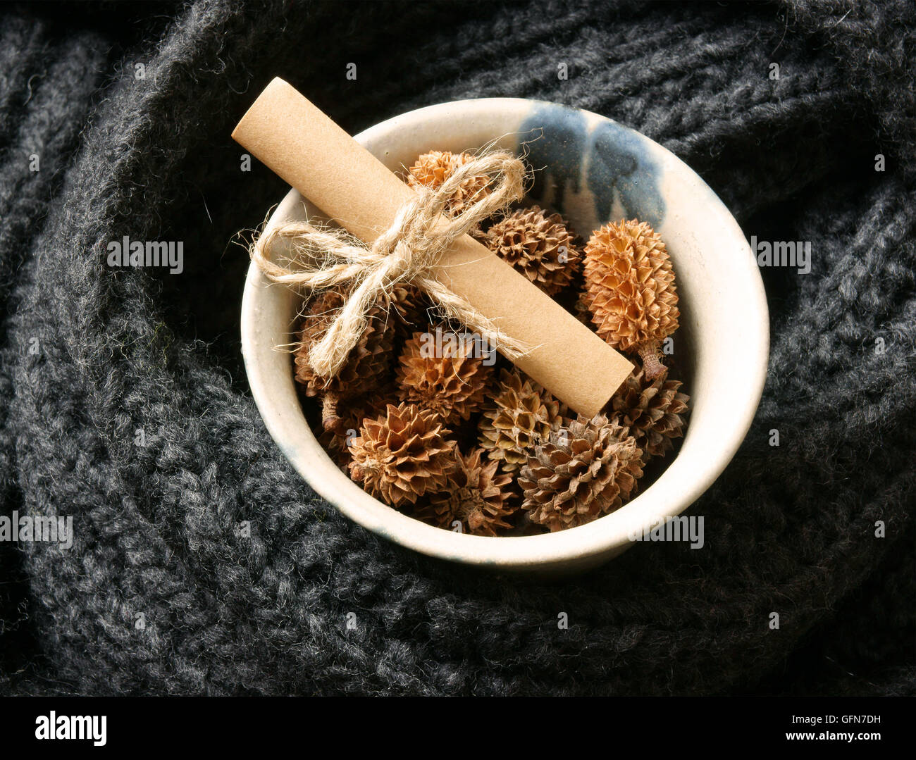 Oggetto ornamentale per la vacanza di Natale, gruppo di natale pigna, bellezza cuore rosso, gruppo artigianale di cestello, messaggio, sullo sfondo di legno Foto Stock