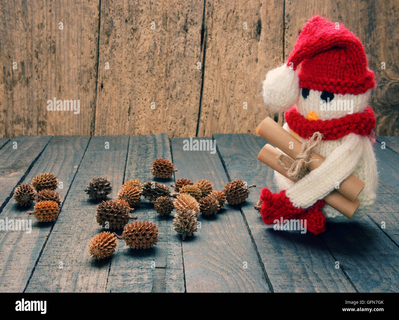 Maglia ornamento di Natale, mano pupazzo di neve, fatto a mano in maglia di pinguini dal rosso, lana bianca, questo giocattolo per vacanze di natale Foto Stock