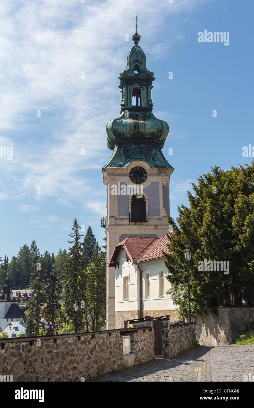 Torre di una chiesa che è una parte del vecchio castello della città Banska Stiavnica in Slovacchia, parte del sito patrimonio mondiale dell'UNESCO. Foto Stock