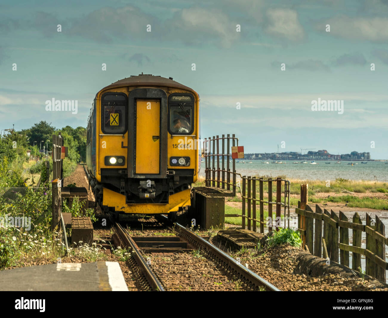 Primo grande Western treno arriva alla stazione di Exton legato per Paignton viaggiando lungo il pittoresco avocetta e linee di Riviera. Foto Stock