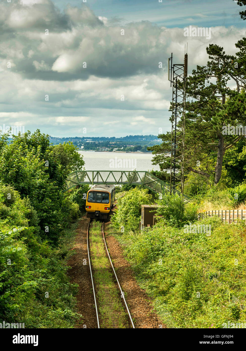 Un primo grande treno occidentale legato per Barnstaple capi verso la graziosa città di Topsham lungo il pittoresco Avocet linea. Foto Stock