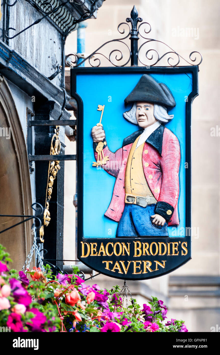 Segno per Deacon Brodies Tavern in Lawnmarket sul Royal Mile di Edimburgo. I dettagli nella descrizione. Foto Stock