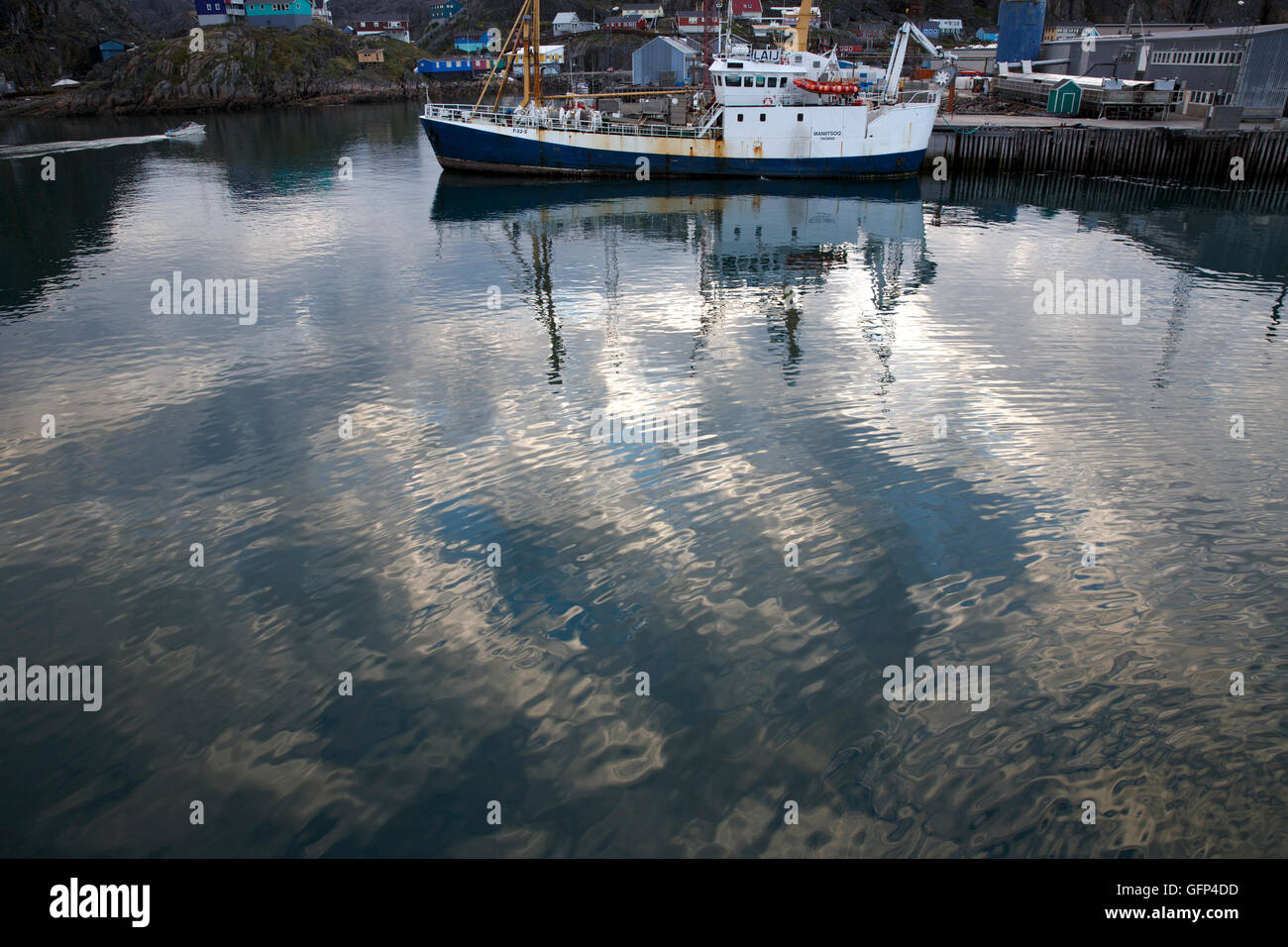 Barca in porto, Maniitsoq, Groenlandia Foto Stock
