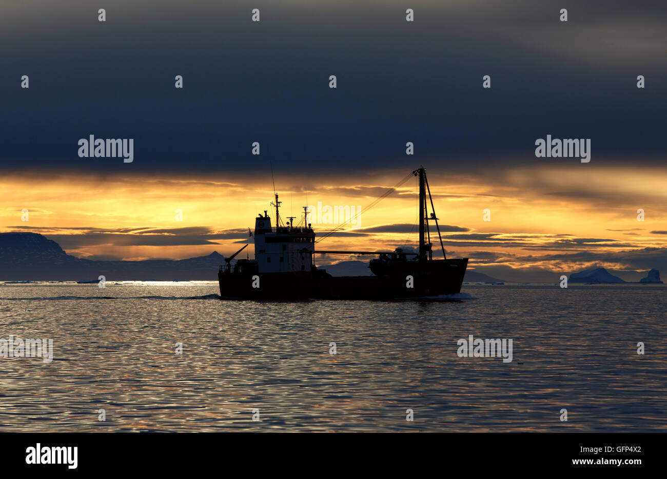 Barca mercantile, tramonto, Disko Bay, Ilulissat Foto Stock