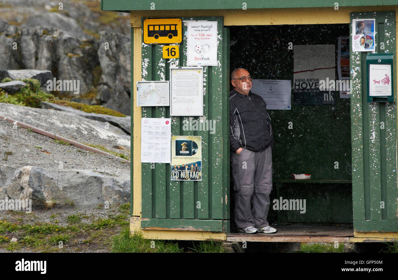 Uomo in attesa di un autobus, Nuuk, Groenlandia Foto Stock