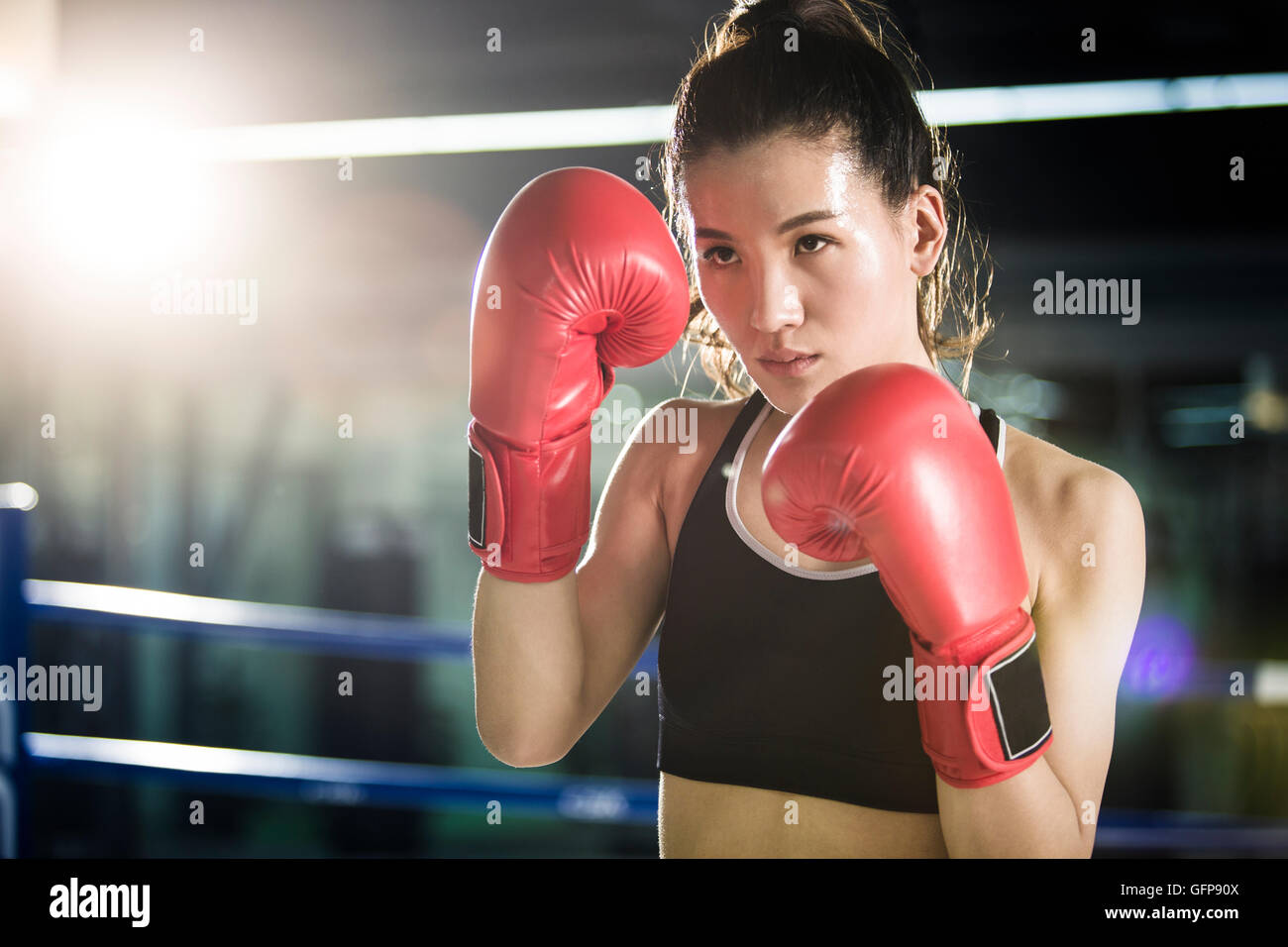 Femmina pugile cinese praticare nel pugilato ring Foto Stock