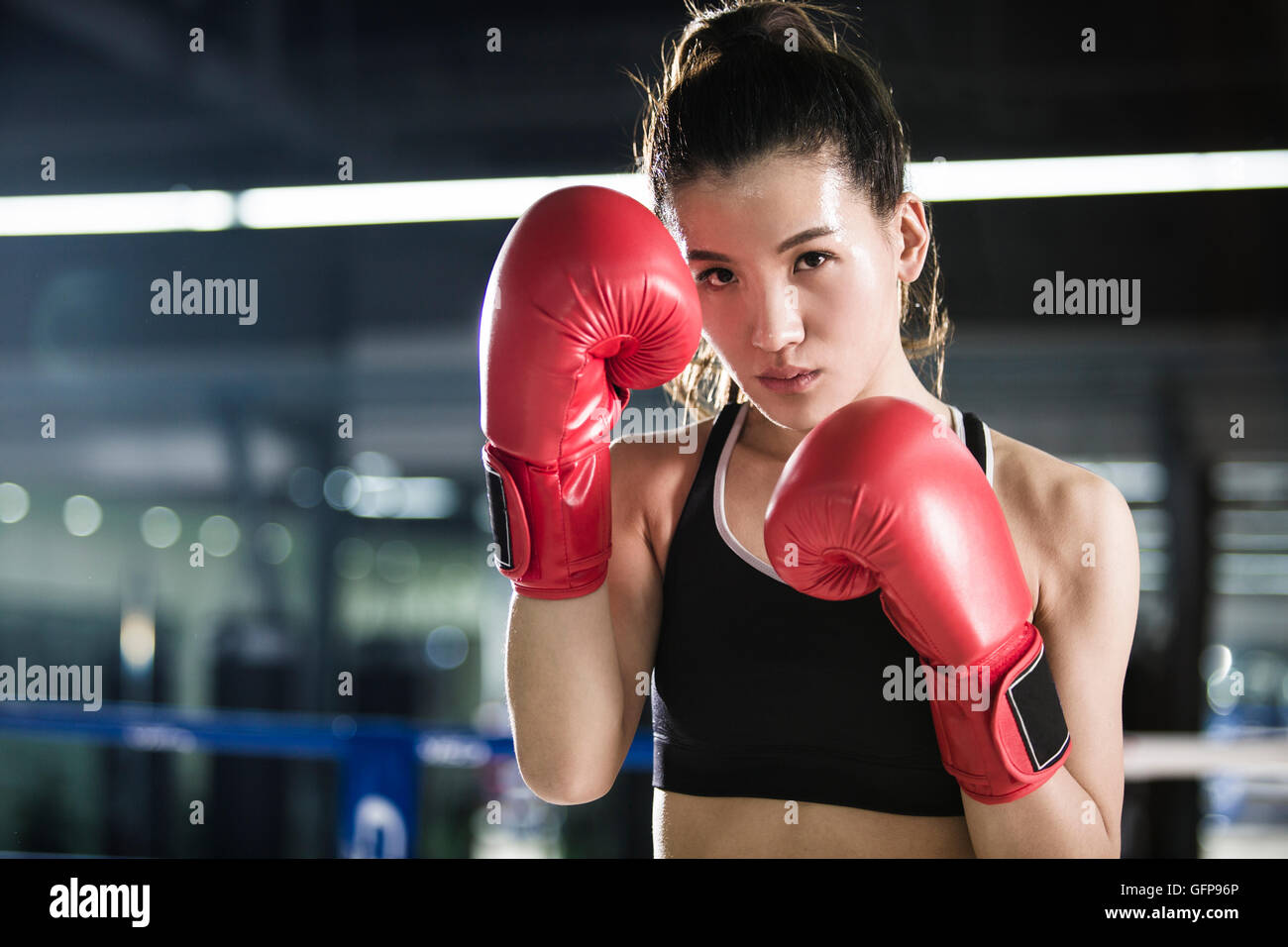 Femmina pugile cinese praticare nel pugilato ring Foto Stock