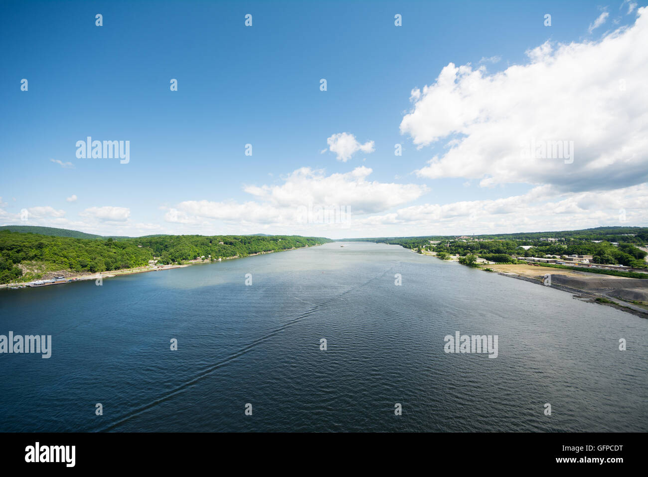 Una vista del fiume Hudson in Poughkeepsie, New York, come si vede dalla passerella su Hudson ponte a sbalzo - parco dello stato. Foto Stock