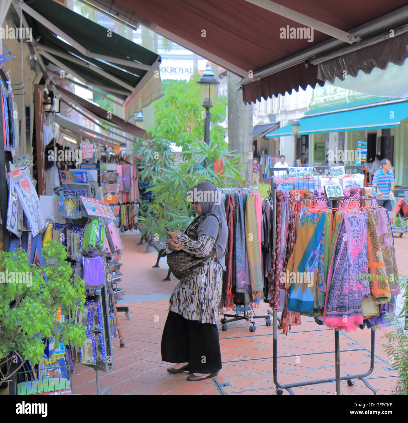 Una donna negozi al negozio di abbigliamento in Arab Street a Singapore. Foto Stock