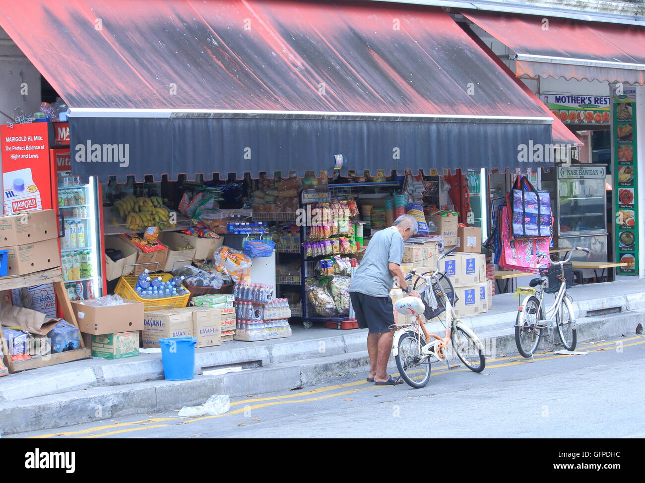 La gente acquista presso un negozio di alimentari in Little India di Singapore. Foto Stock