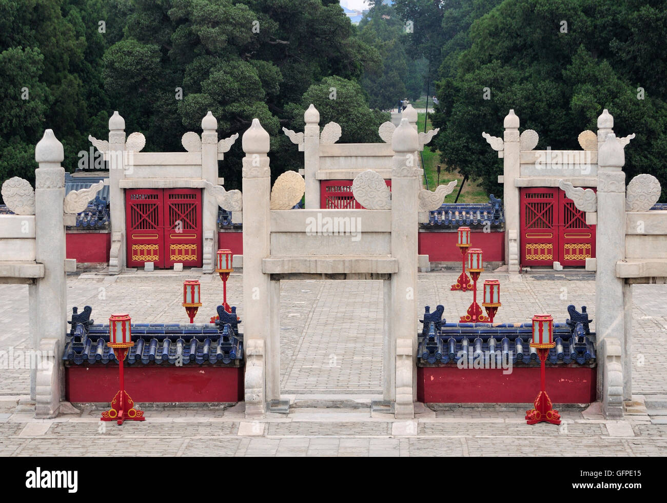 Le tante porte che compongono i cancelli lingxing area entro il parco Tiantan nel tempio del cielo scenic area a Beijing in Cina. Foto Stock