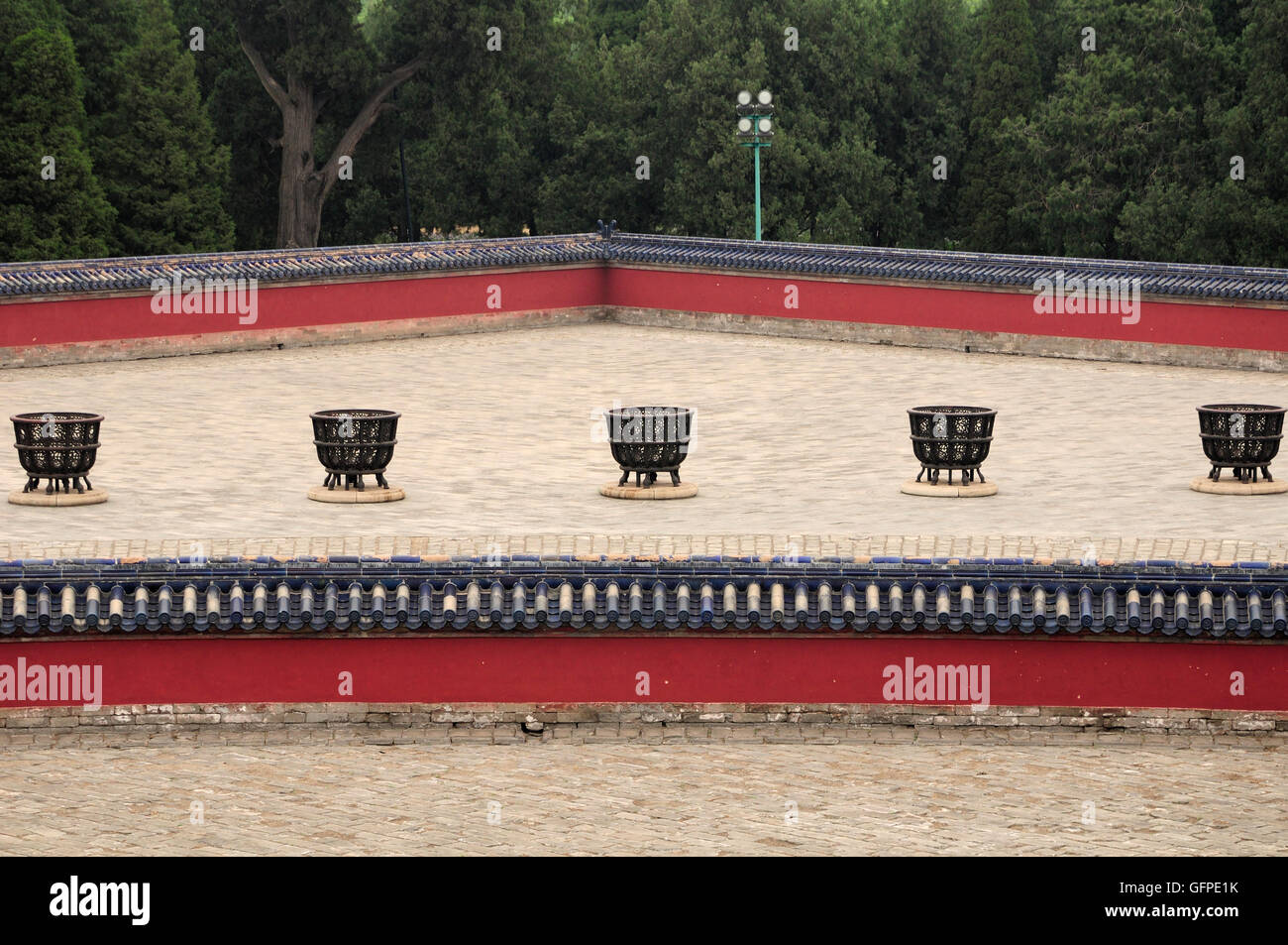 Fire pit e mura che circondano i cancelli Lingxing situato nel Parco Tiantan o il tempio del cielo scenic area a Beijing in Cina. Foto Stock