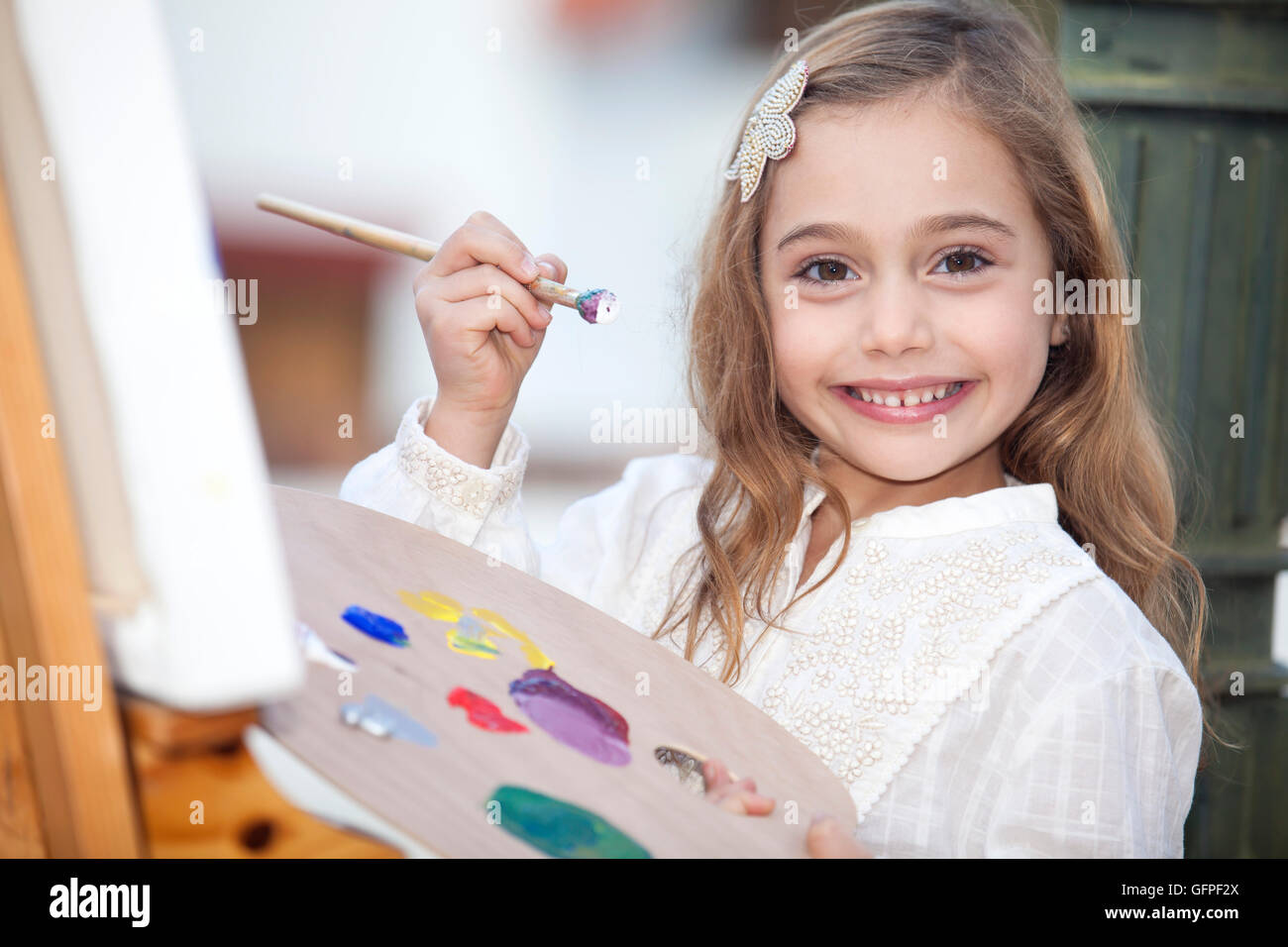 Piccoli artisti creare un dipinto e avente un grande tempo all'aperto Foto Stock