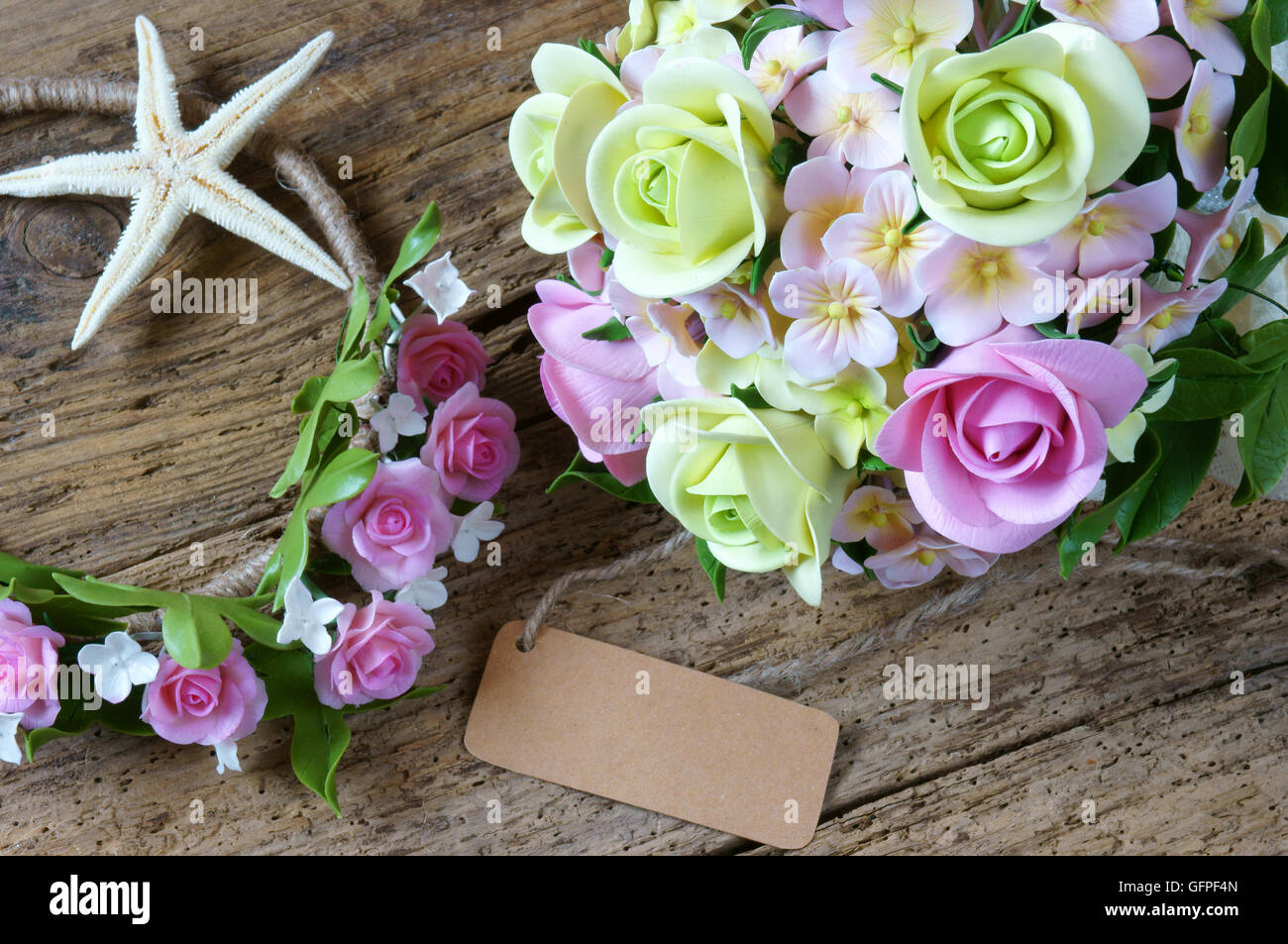 Fiore di argilla per la sposa, lato fiore, collana fare da argilla in rosa, ornamento sulla celebrazione dei matrimoni, arte artigianale per giorno felice Foto Stock