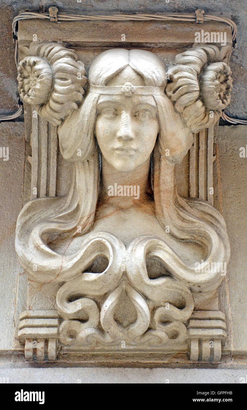 Art Nouveau busto femminile scultura in pietra sul lato esterno dell'edificio, Barcelona, Spagna. Esempio di tedesco di Art Nouveau jugendstil artisti Foto Stock